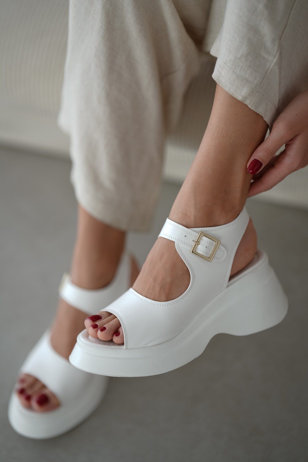 selinshoes Lesy Asimetrik Kesim Toka Detaylı Kadın Sandalet- BEYAZ