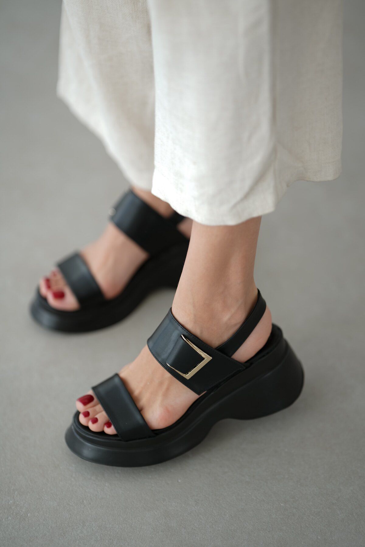 selinshoes Elix Ön Tek Bant Bilek Lastikli Kadın Sandalet- SİYAH