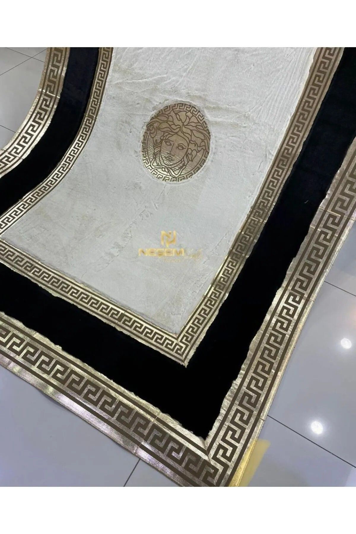 Neşem Halı Boutique özel tasarım lazer işlemeli deri peluş halı.