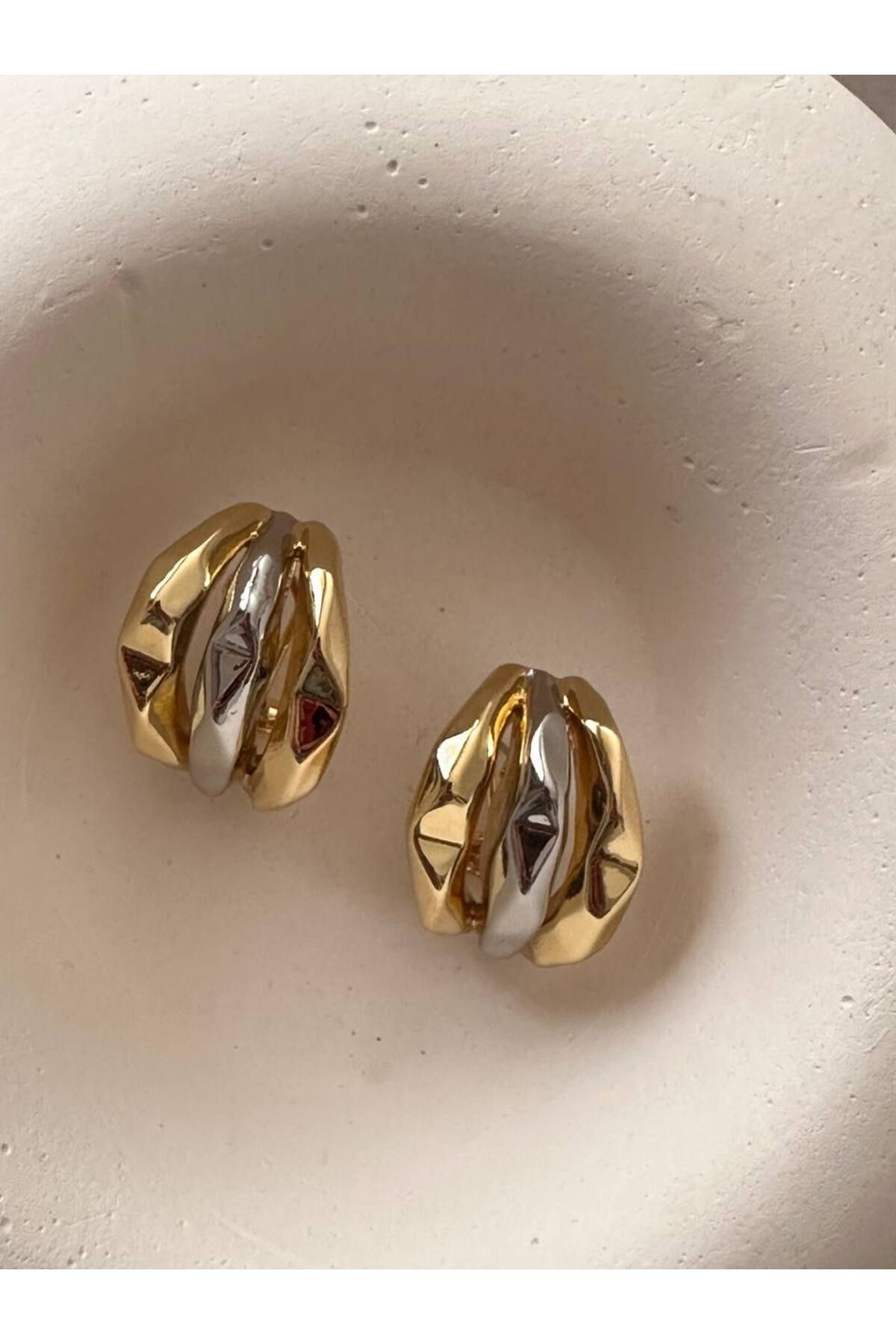Esmeray Aksesuar Vip Çelik Gold ve Gümüş Renk Premium Seri 3 Sıra Özel Tasarım Küpe Genişlik 2 cm. Uzunluk 2,5 cm.