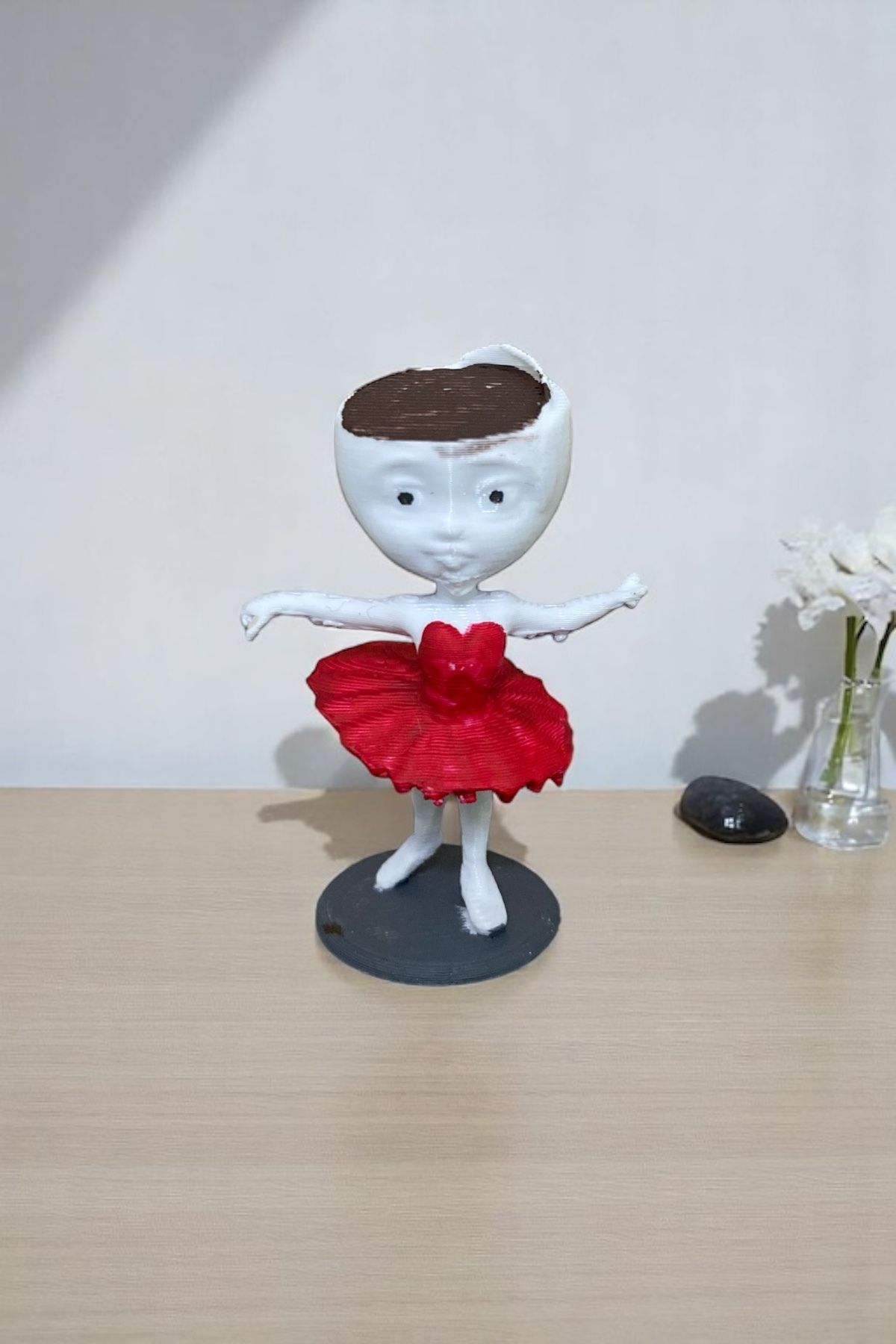 GiginGo Tung Tung Tung BALLERINA CAPUCHİNA Figürü – 5cm Mini, Kahve Kafasında, Kırmızı Elbiseli
