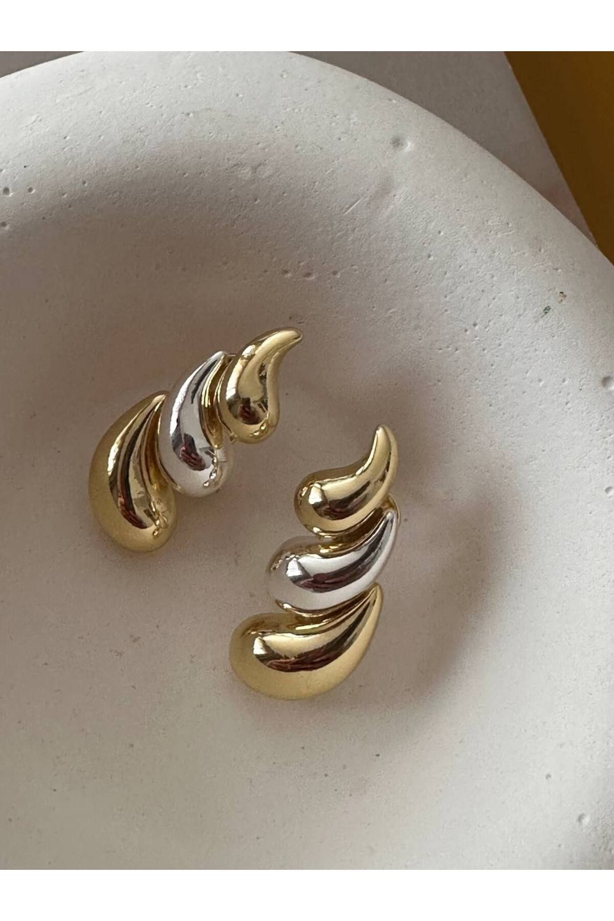 Esmeray Aksesuar Vip Çelik Gold ve Gümüş Renk Premium Seri Özel Tasarım Küpe Uzunluk 3,5 cm.