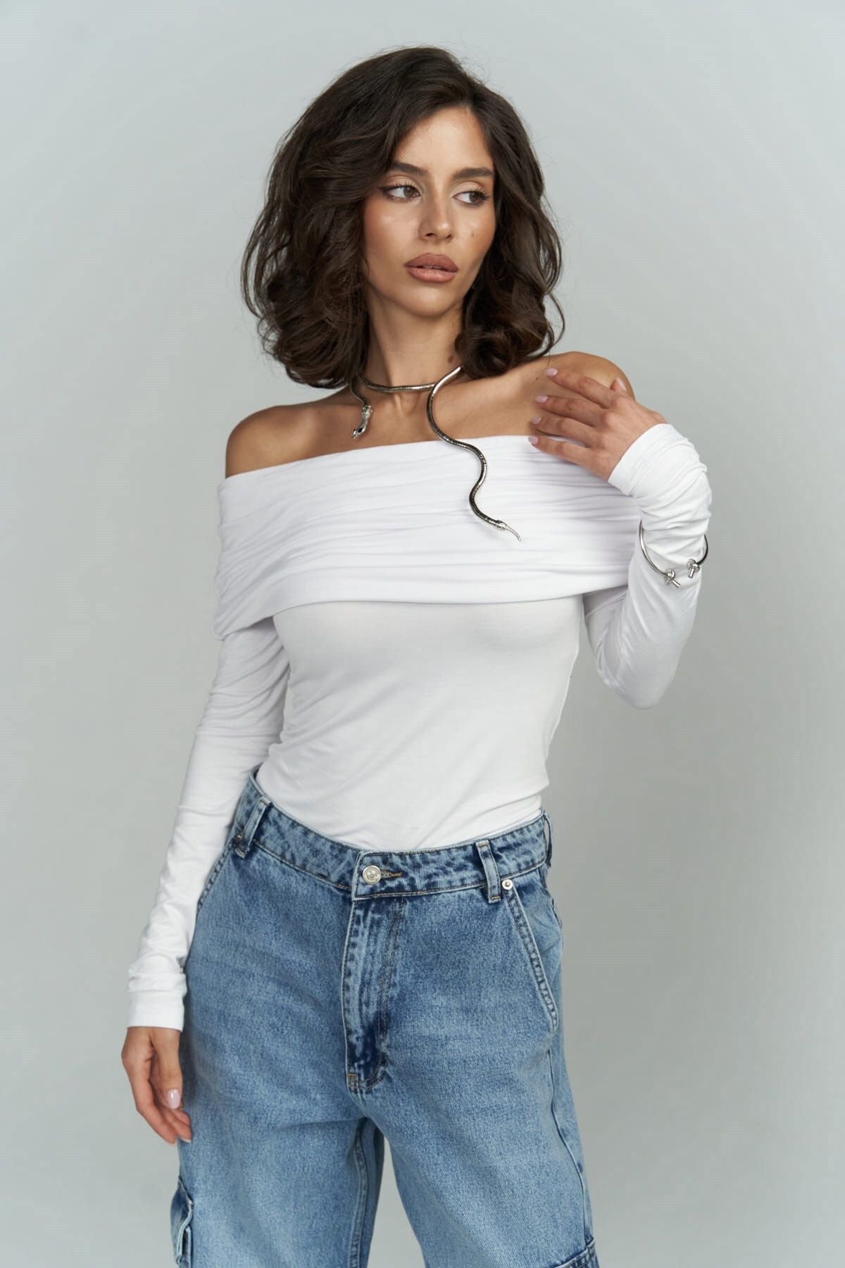MAİ COLLECTİON-Weiße Bluse mit Alonzo-Carmen-Kragen und langen Ärmeln 1