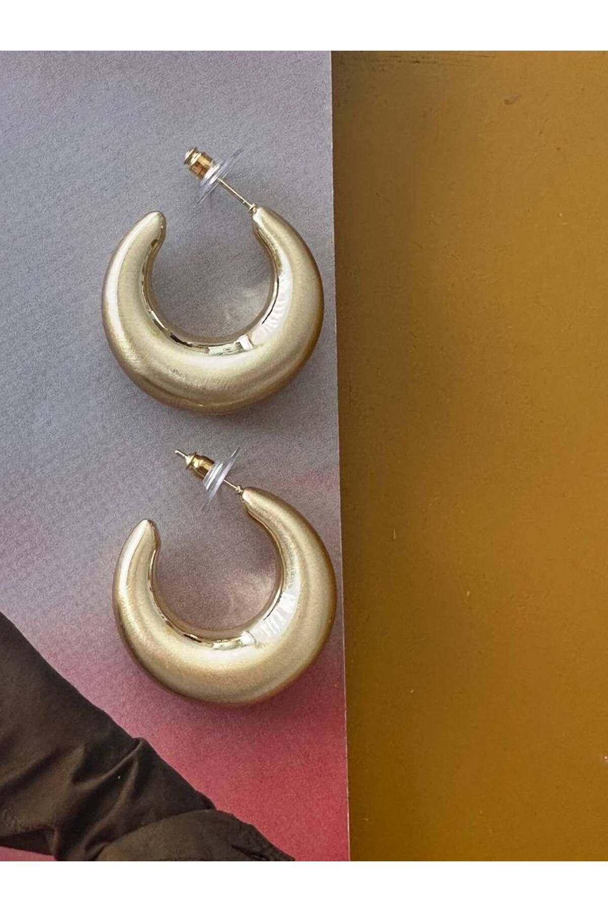 Esmeray Aksesuar Vip Çelik Soft Gold Renk Premium Seri Antialerjik Bombeli Yarım Halka Küpe En Boy 3 cm.