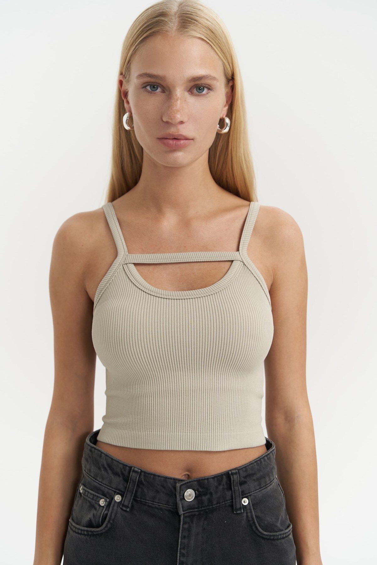MAİ COLLECTİON-Noam Soft Khaki Detaliu frontal Crop cu nervuri 2