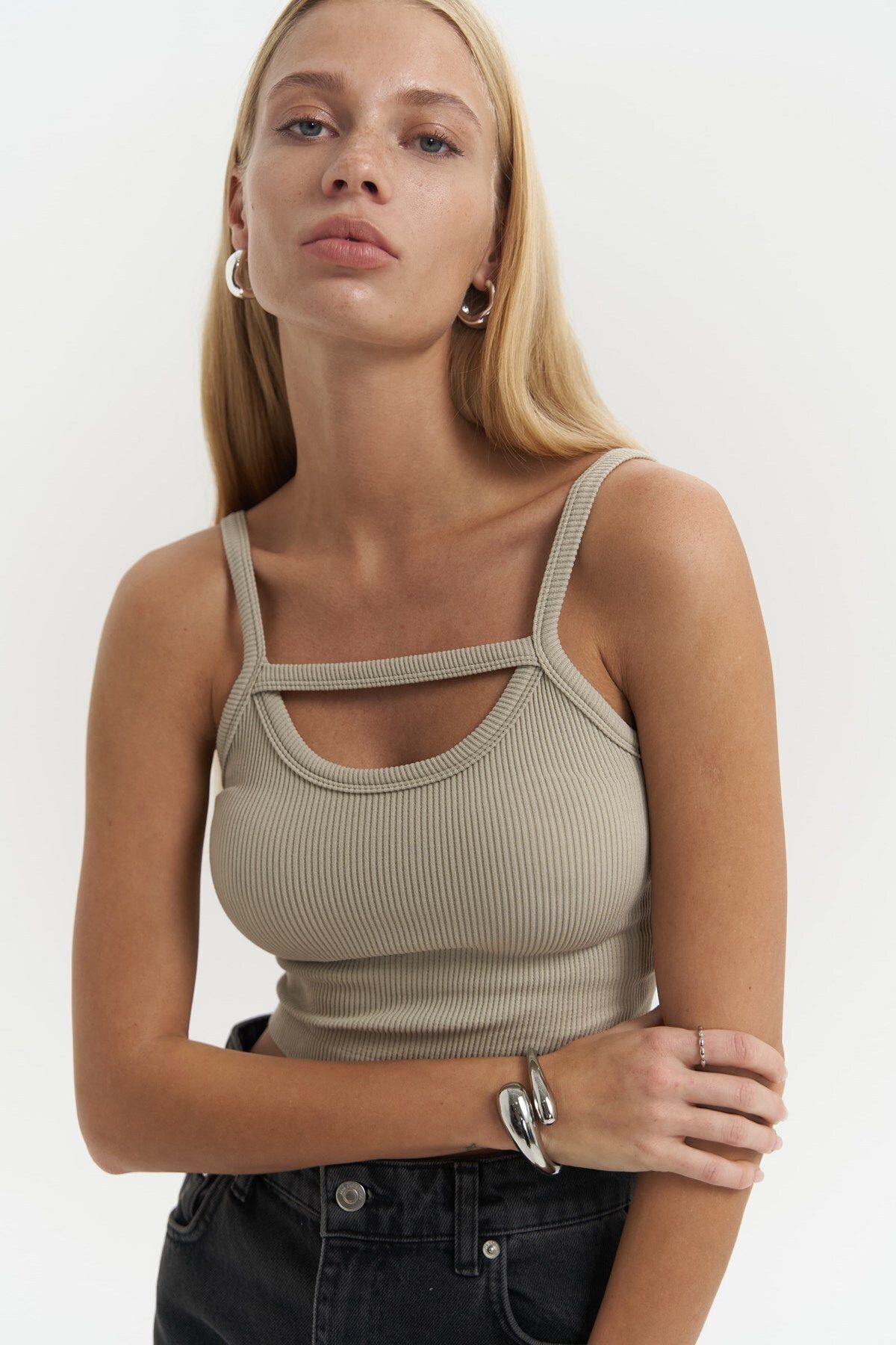MAİ COLLECTİON-Noam Soft Khaki Detaliu frontal Crop cu nervuri 7