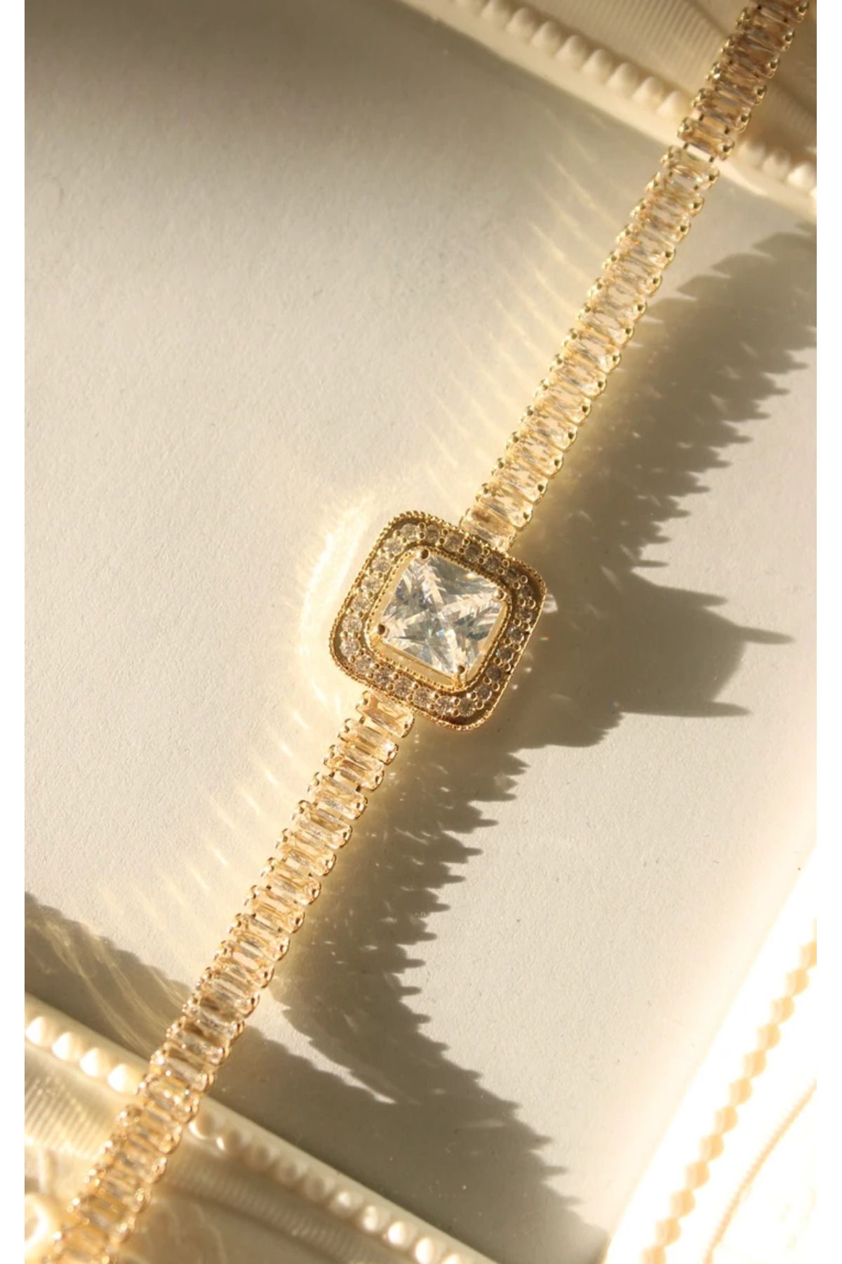 Harlofia Jewelry Kare Kesim Baget Taşlı Suyolu Bileklik