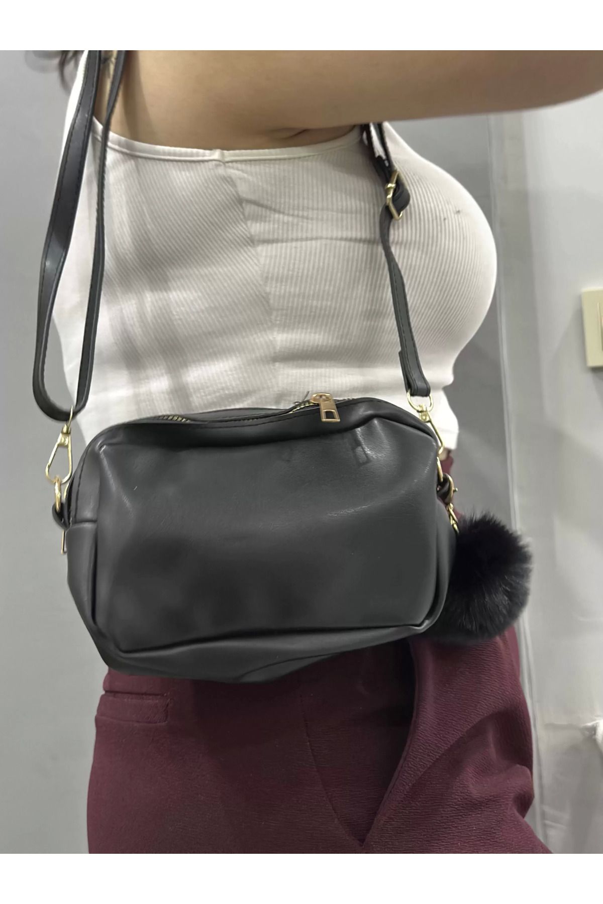 FASHIONLINE Ponpon siyah cilt çanta