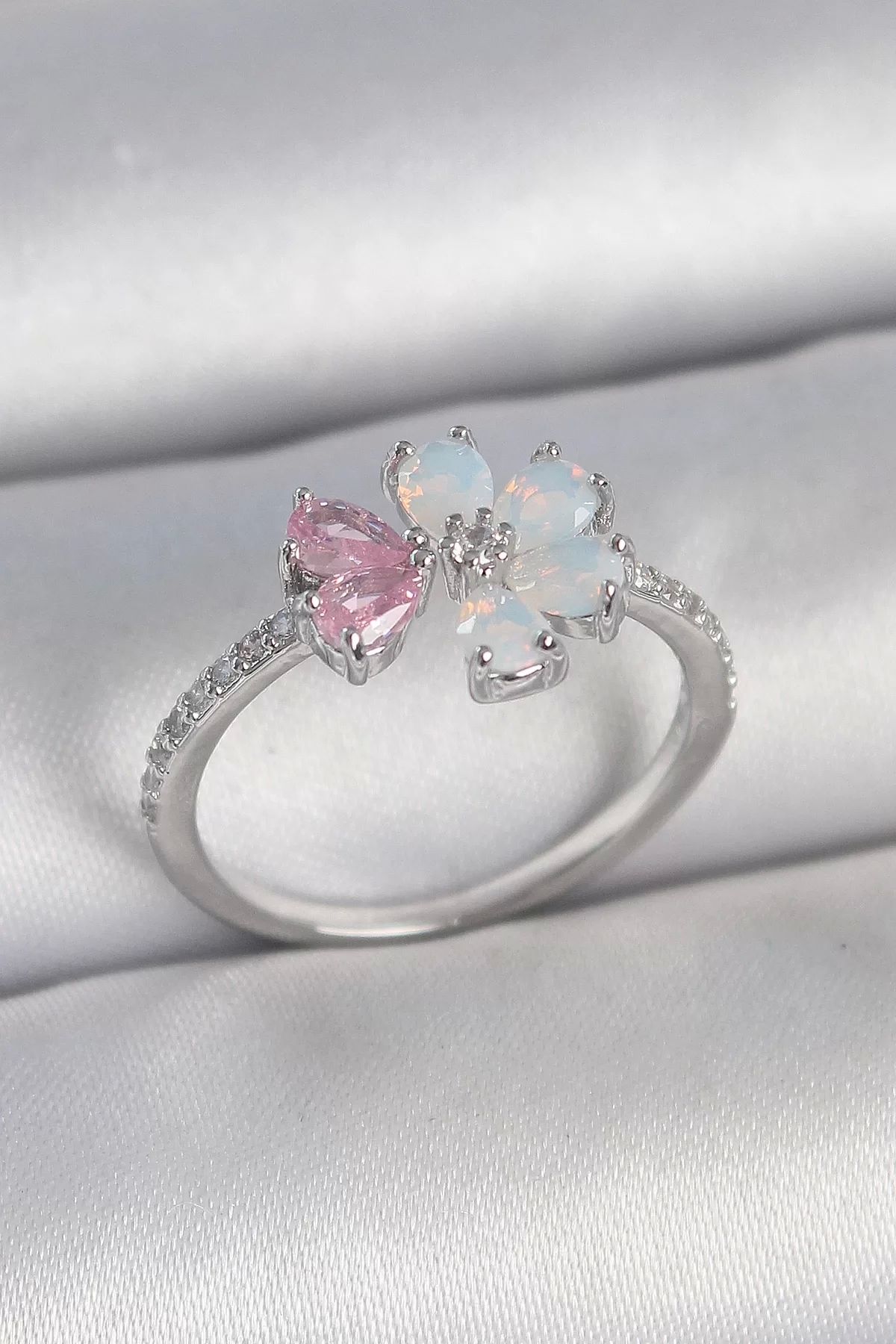 Clariss Pirinç Gümüş Renk Beyaz Mineli Pembe Zirkon Taşlı Çiçek Model Kadın Yüzük