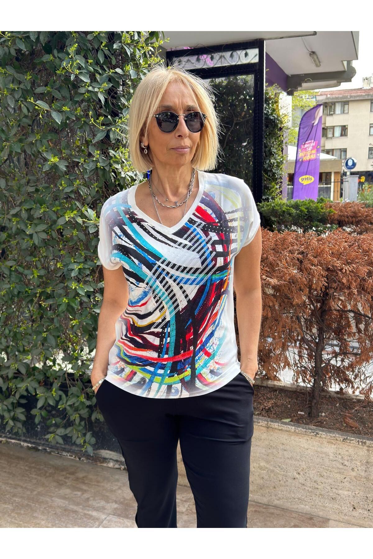 DAIDO Dijital Baskılı Nakışlı V Yaka Tshirt