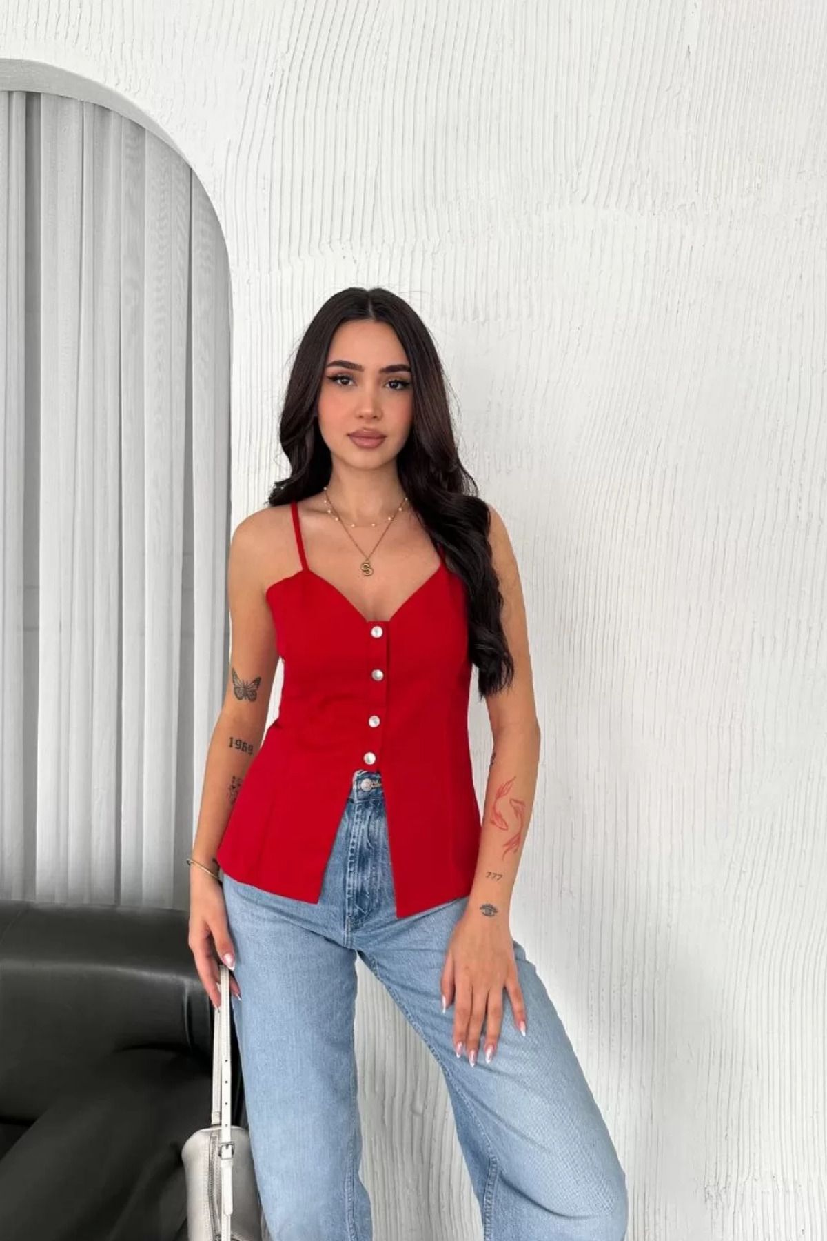 İndigo Park Bluz crop askılı dekolte detaylı- Siyah-Kırmızı-Beyaz Renk Seçenekleriyle