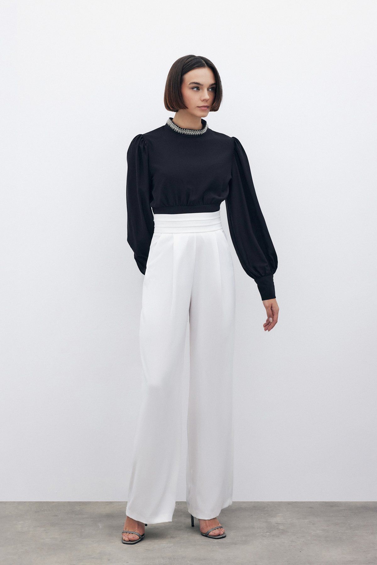 Sateen-Pantaloni cu talie și buzunare de culoare ecru 3