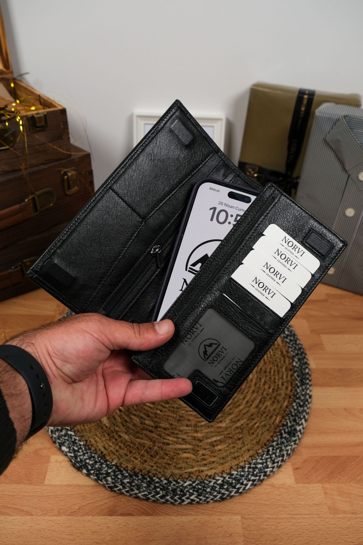 Norvi Leather Telefon Bölmeli Mıknatıslı Hakiki Eskitme Deri Cüzdan Parlak Siyah