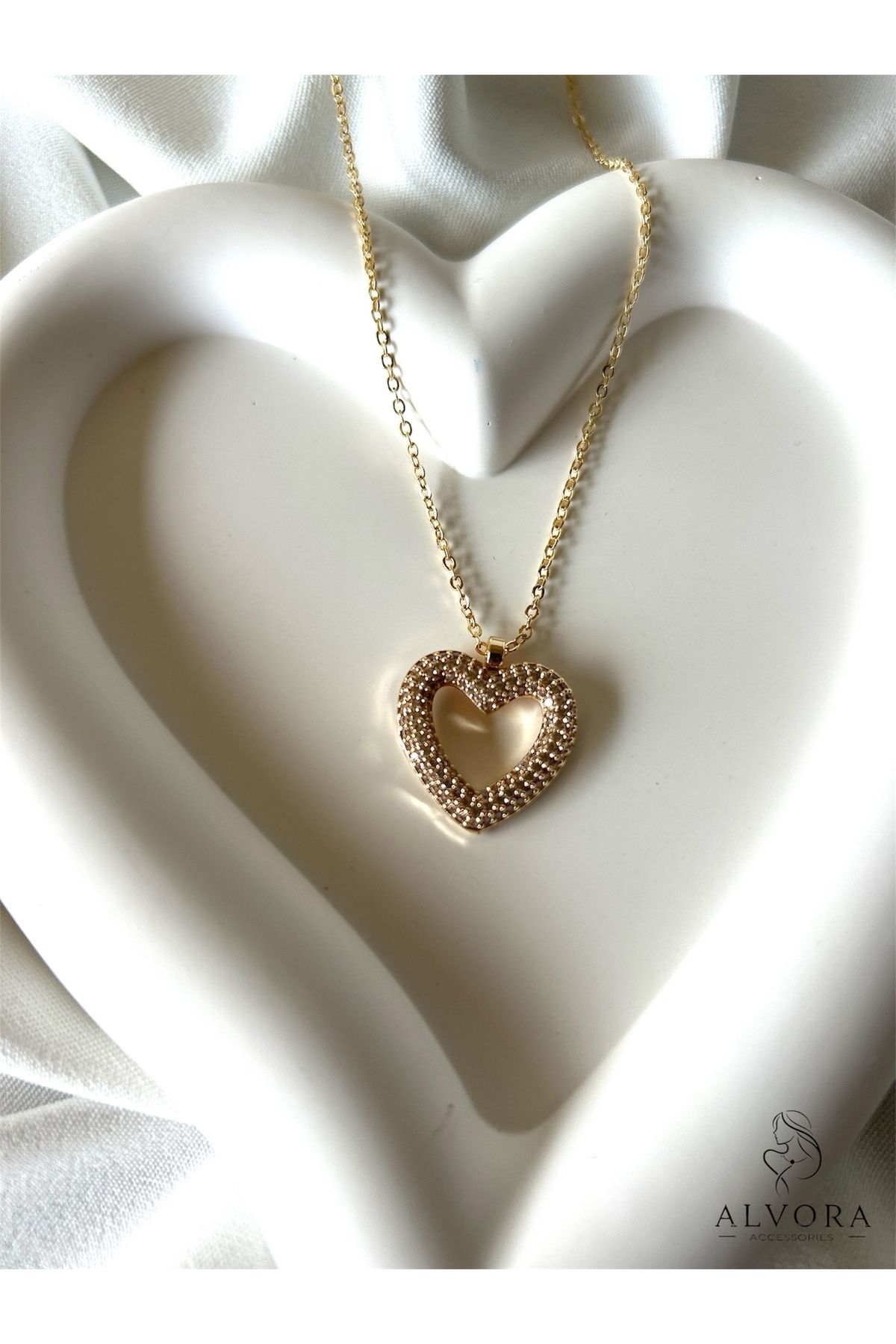 Alvora Accessories Zirkon Taşlı Altın Kaplama İçi Boş Kalp Şeklinde Kolye