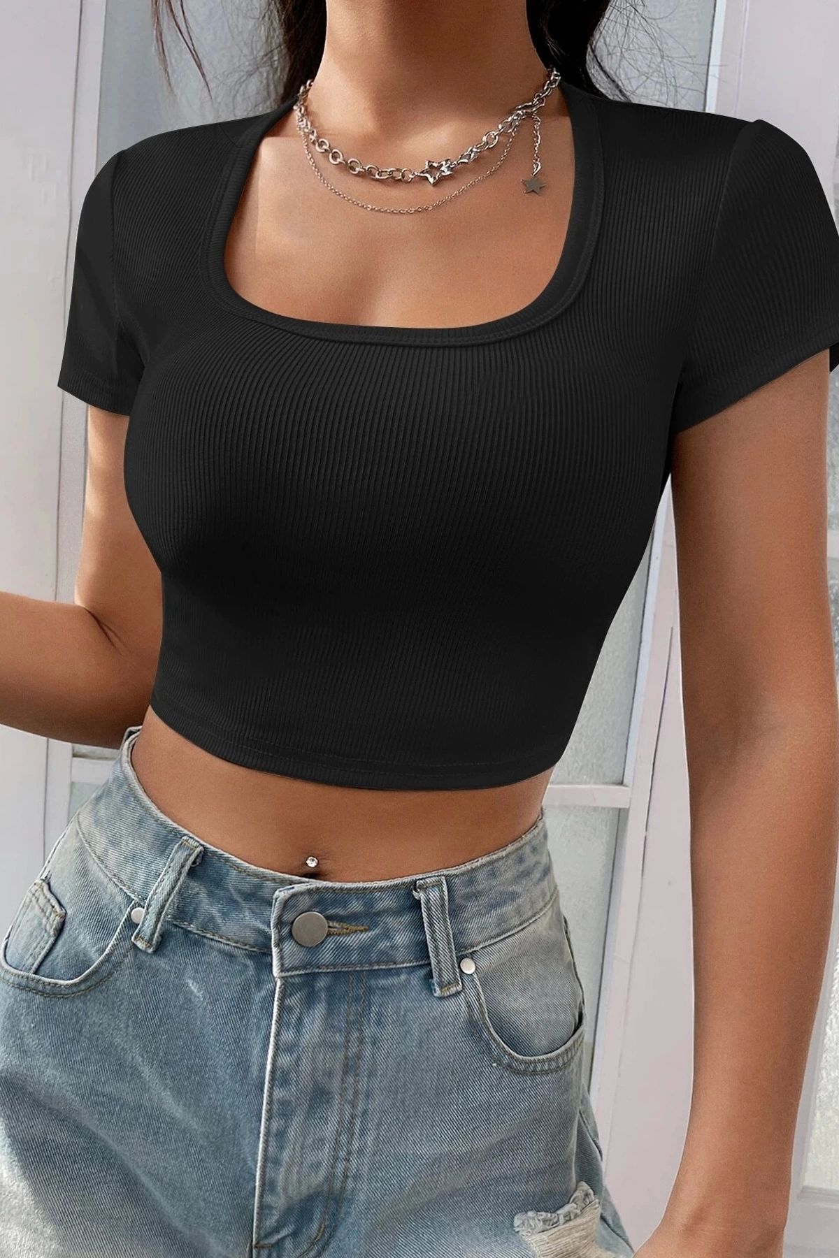 Nemere Kadın Siyah Yarım Kol Düz Yaka Crop Top Bluz