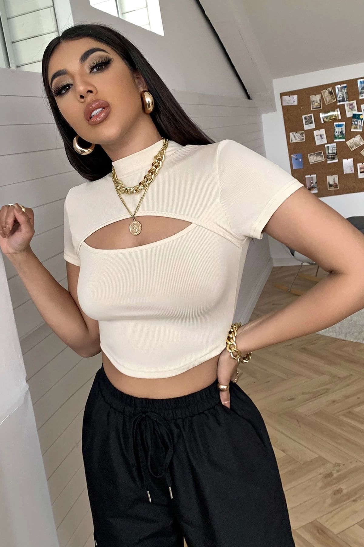 Nemere Kadın Ekru Göğüs Dekolteli Yarım Kollu Cut Out Crop Top Bluz