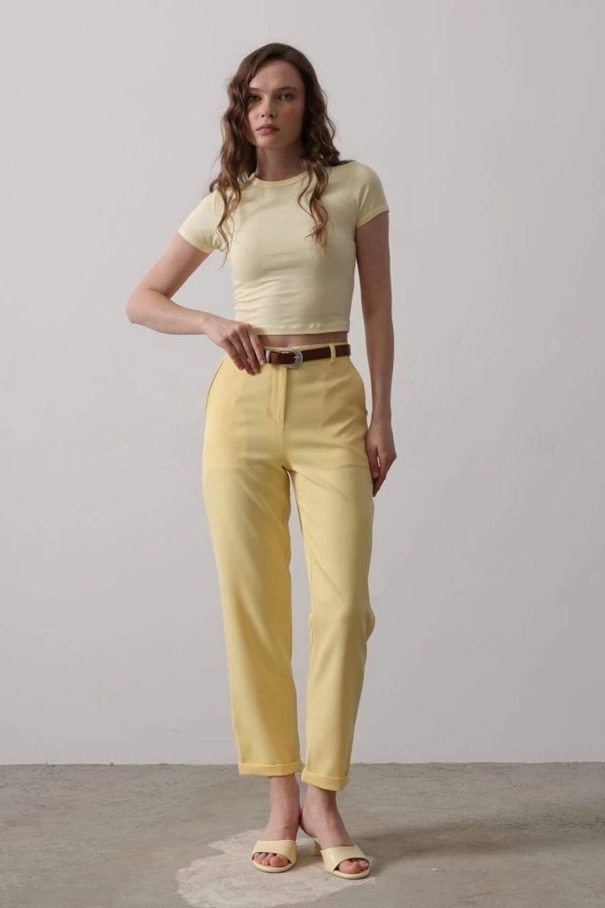 Butik Kemerli Havuç Pantolon - Sarı