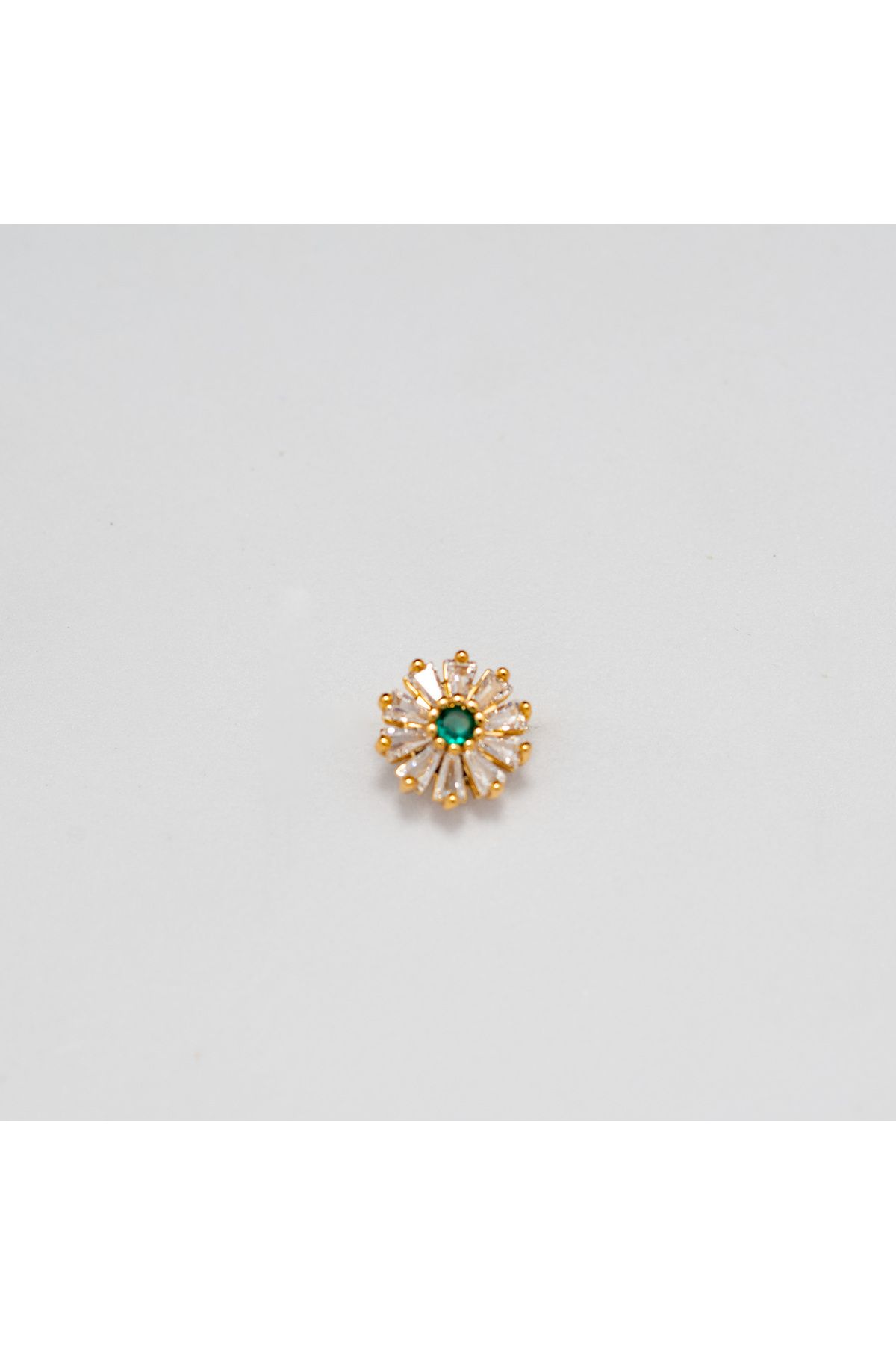 Piercing by Sever BAGET TAŞLI ÇİÇEK ÇELİK PIERCING… ALTIN RENKLİ, ŞEFFAF VE KOYU YEŞİL TAŞLI (TARGUS HELIX CONCH FLAT)