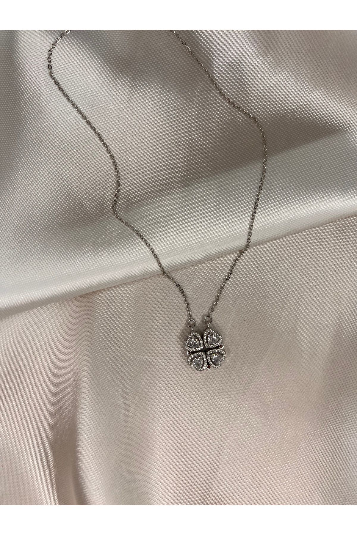 Butik Açılan Mıknatıslı Yonca Kolye