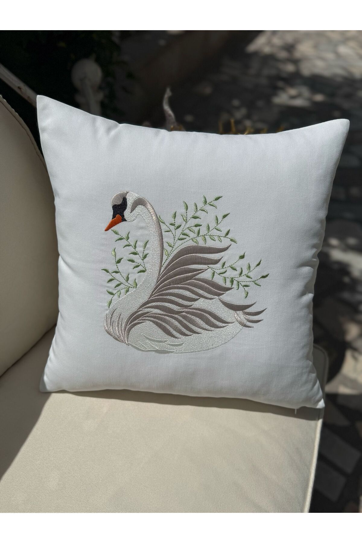 conthes Birgh Kolleksiyonunda Tansık Modeli 45×45 ve 35×50 Ebatlarında Kığu Nakışlı Yastık Kılıfı