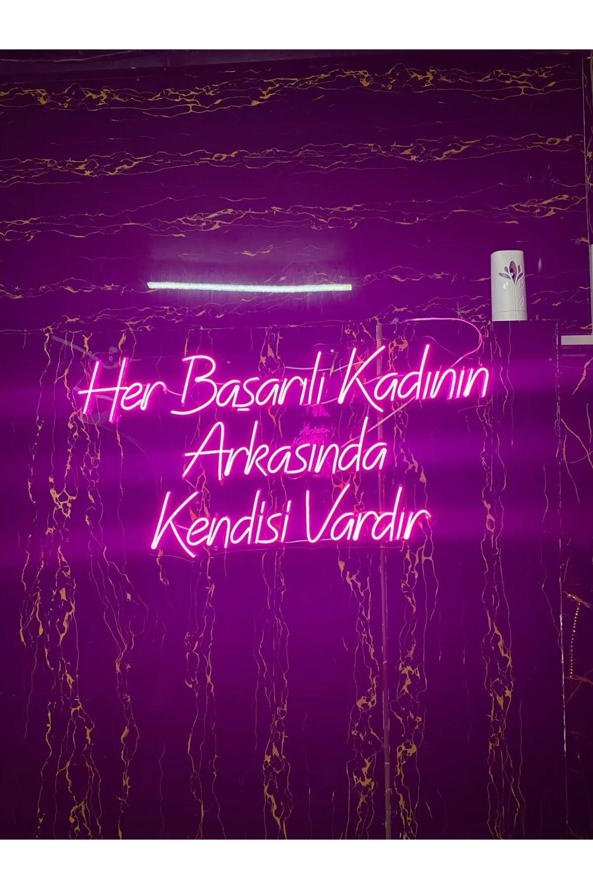 LUCENTRA NEON Her başarılı kadının arkasında kendisi vardır Neon Led