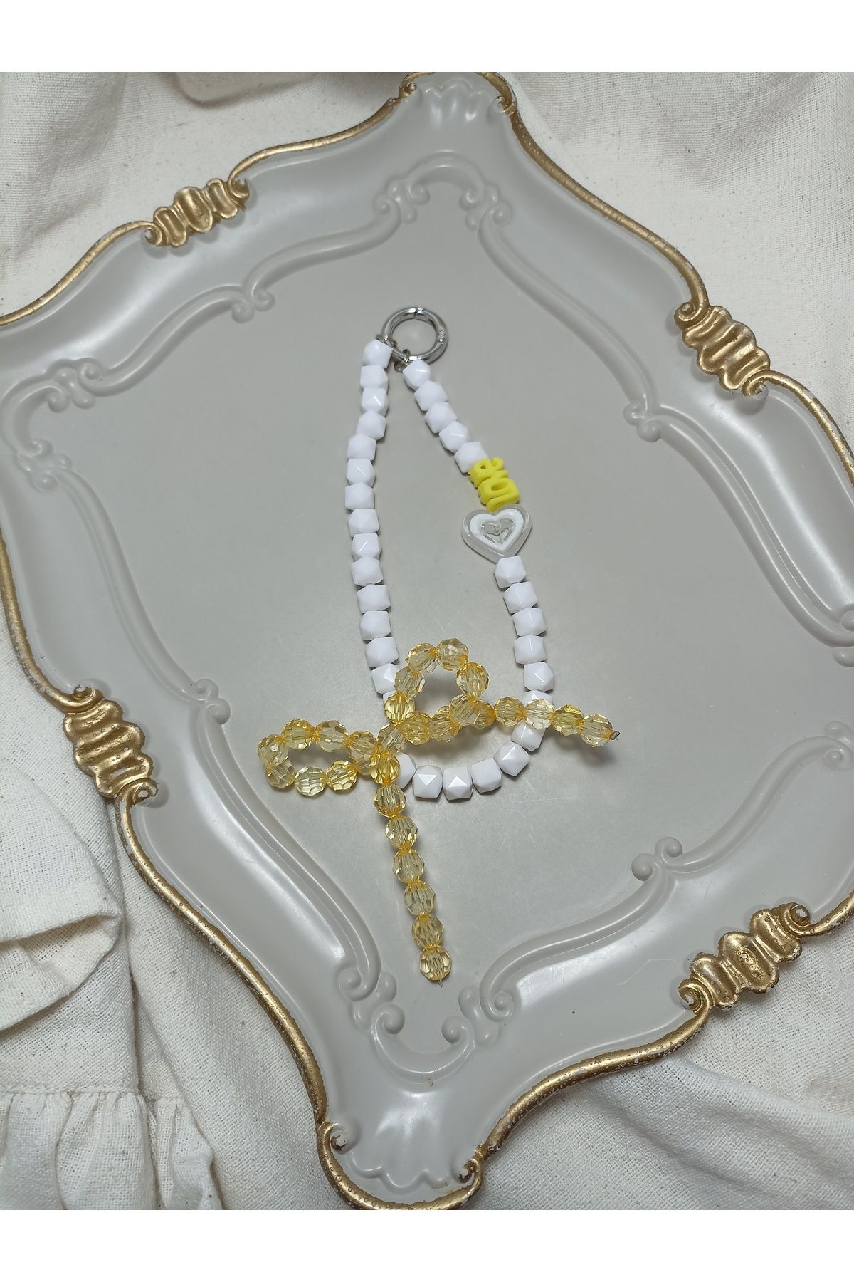ida design store beyaz boncuk ile sarı boncuktan fiyonk ile çanta ve telefon charmı