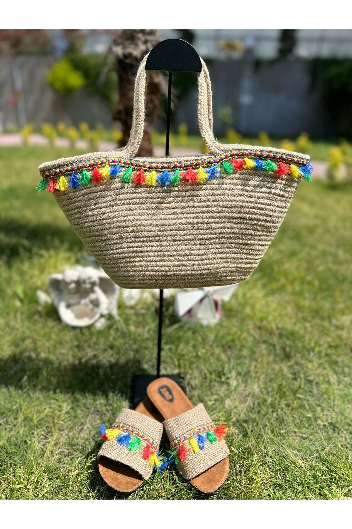 MD CRAFT ATÖLYE EL YAPIMI RENKLİ PÜSKÜL DETAYLI CEPLİ KAPAK FERMUARLI JÜT PLAJ ÇANTASI VE TAKIM TERLİK