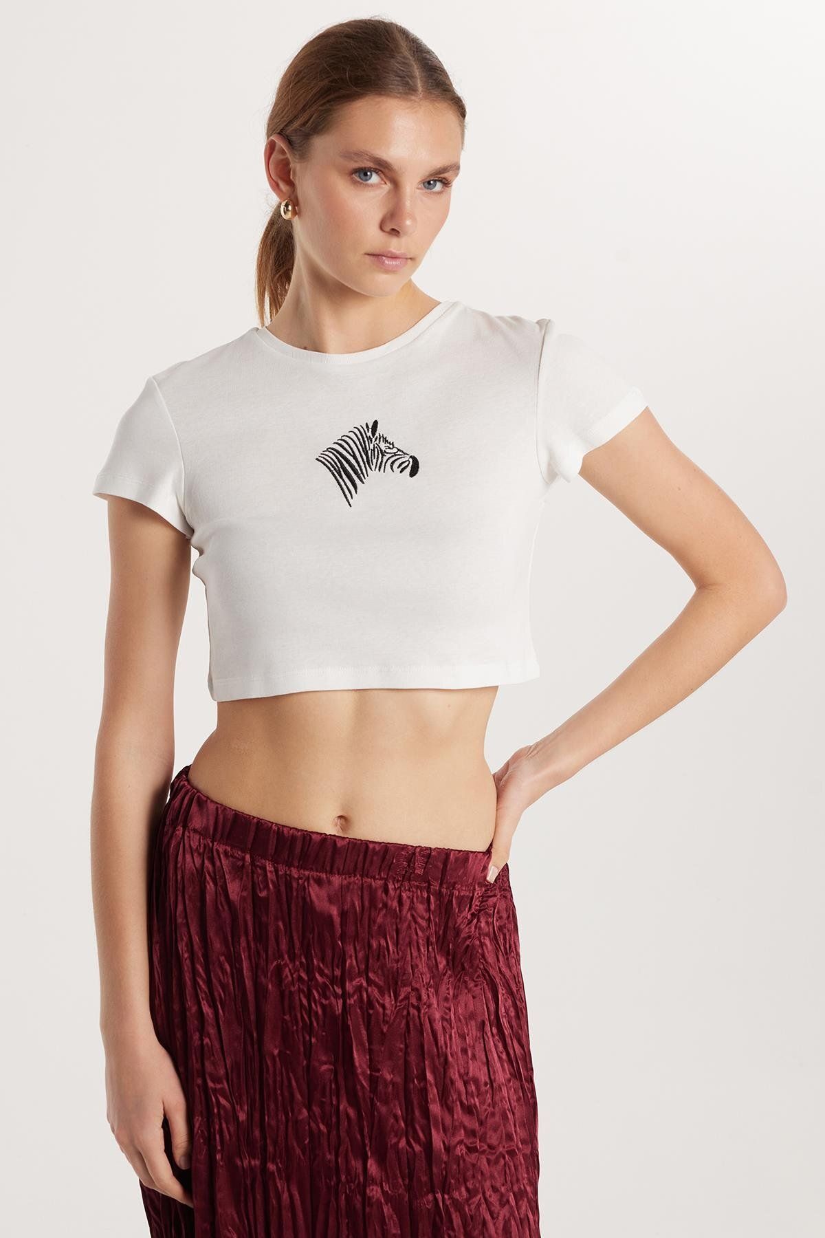 Tudors Kadın Slim Fit Dar Kesim %100 Pamuk Bisiklet Yaka Baskılı Beyaz Crop Tişört