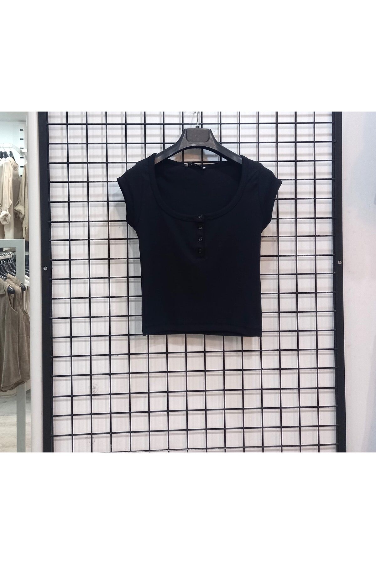Butik Şans Yuvarlak Yaka Kısa Kollu Düğme Detaylı Kısa Body