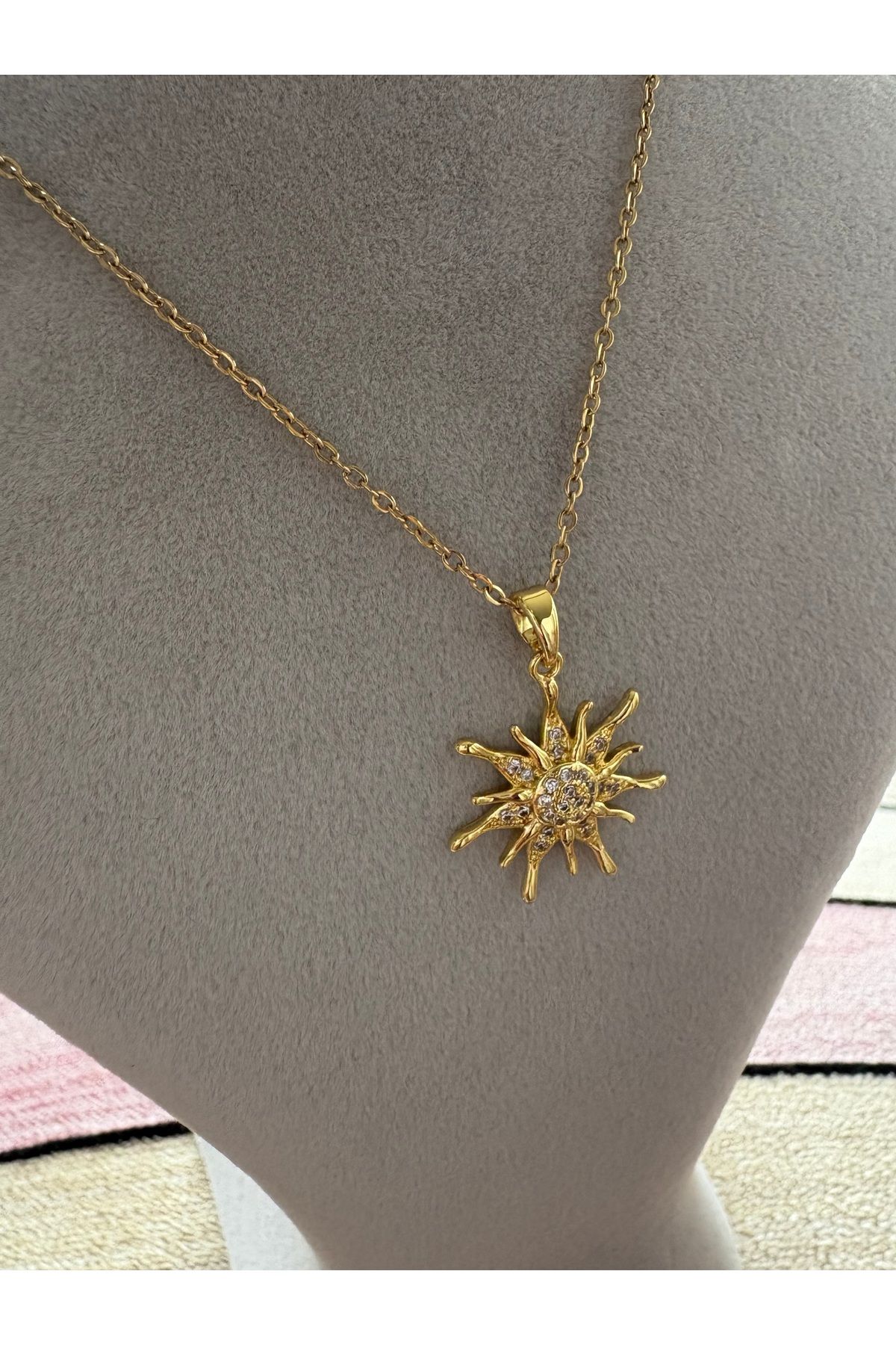 Liva Accessories Zincirli Güneş Kolye-Altın Renkli, Kararmayan, Anti-alerjik, çok kaliteli, Zirkon Taşlı