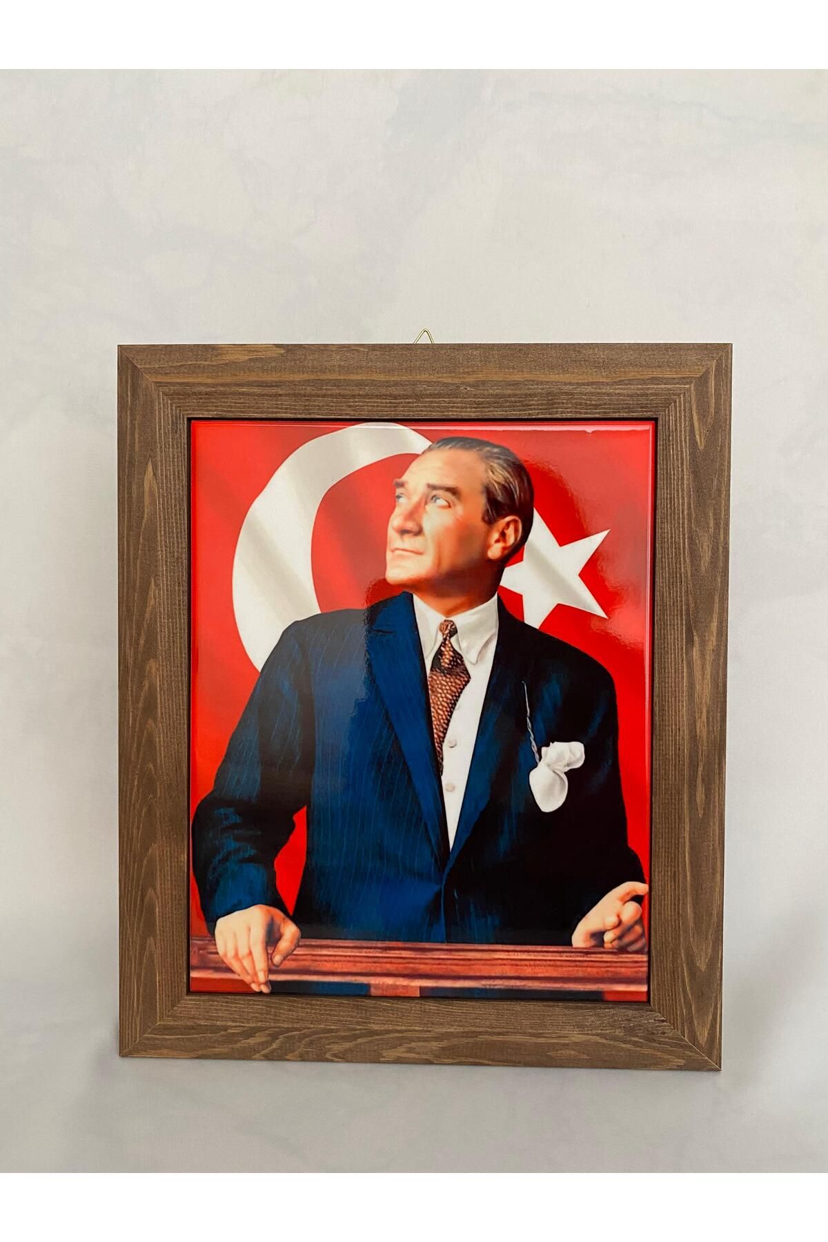 Ahşaphane43 DOĞAL AHŞAP ÇERÇEVELİ HEDİYELİK DEKORATİF SERAMİK ATATÜRK TABLOSU 20X25 CM