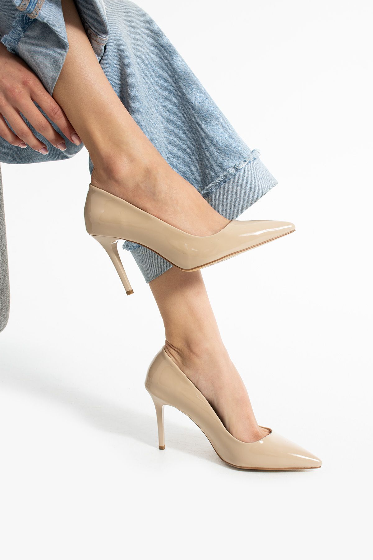 Güllü Shoes Bej Vegan Deri Rugan Stiletto 9cm Topuklu Hafızalı Ped Rahat Kalıp Sivri Burun Kadın Topuklu