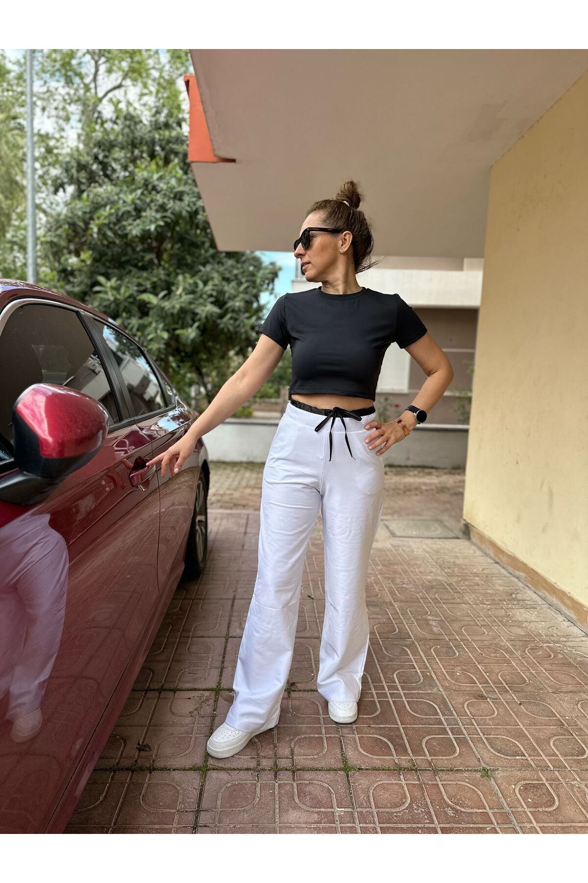 SKYstyles Beyaz çift kemer beli siyah pantolon