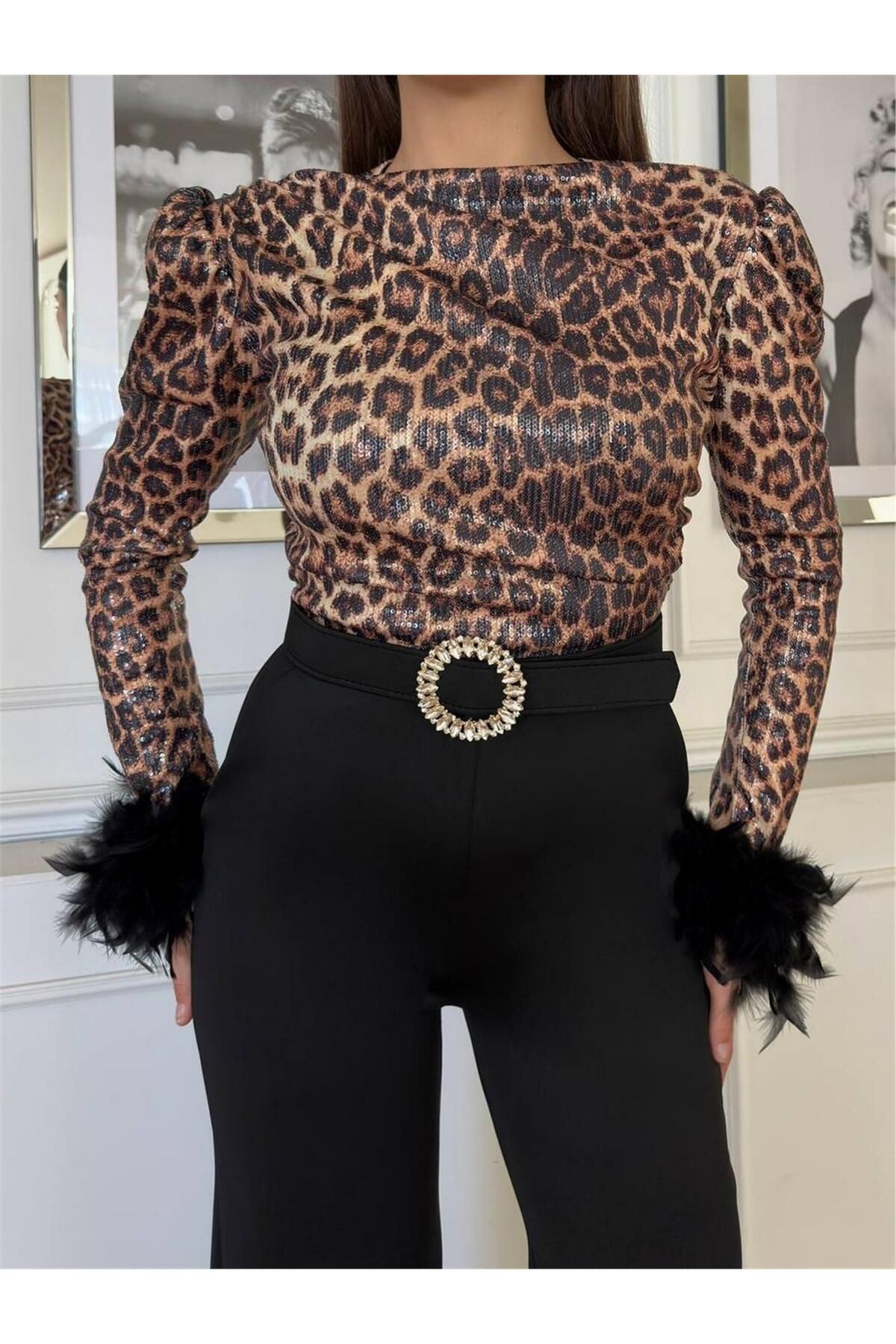 MDZ COLLECTION Kollar Tüy Detaylı Leopar Bluz Siyah Pantolon Takım