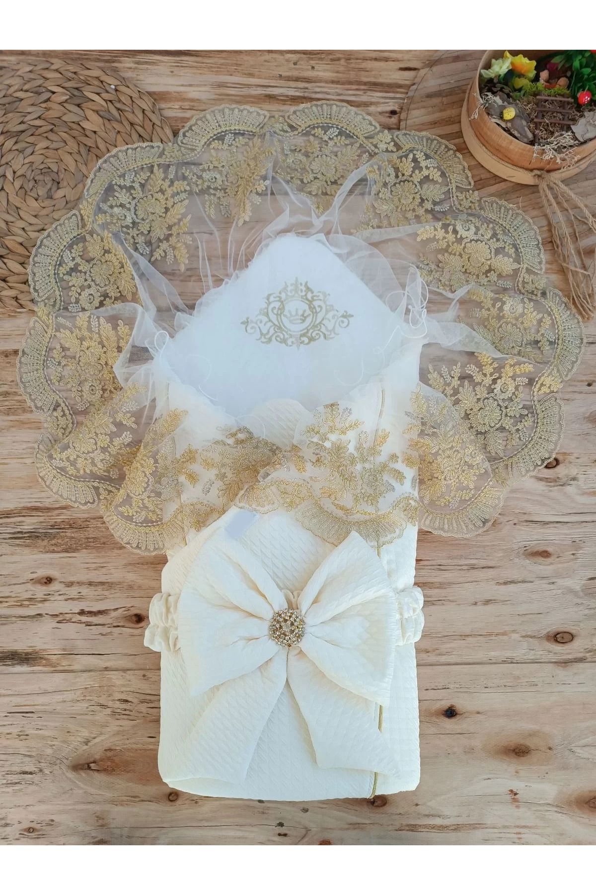 yusuftex Yenidoğan Piramitland Taşlı Gold Güpür İşleme Bebek Battaniyesi Kundak Ekru