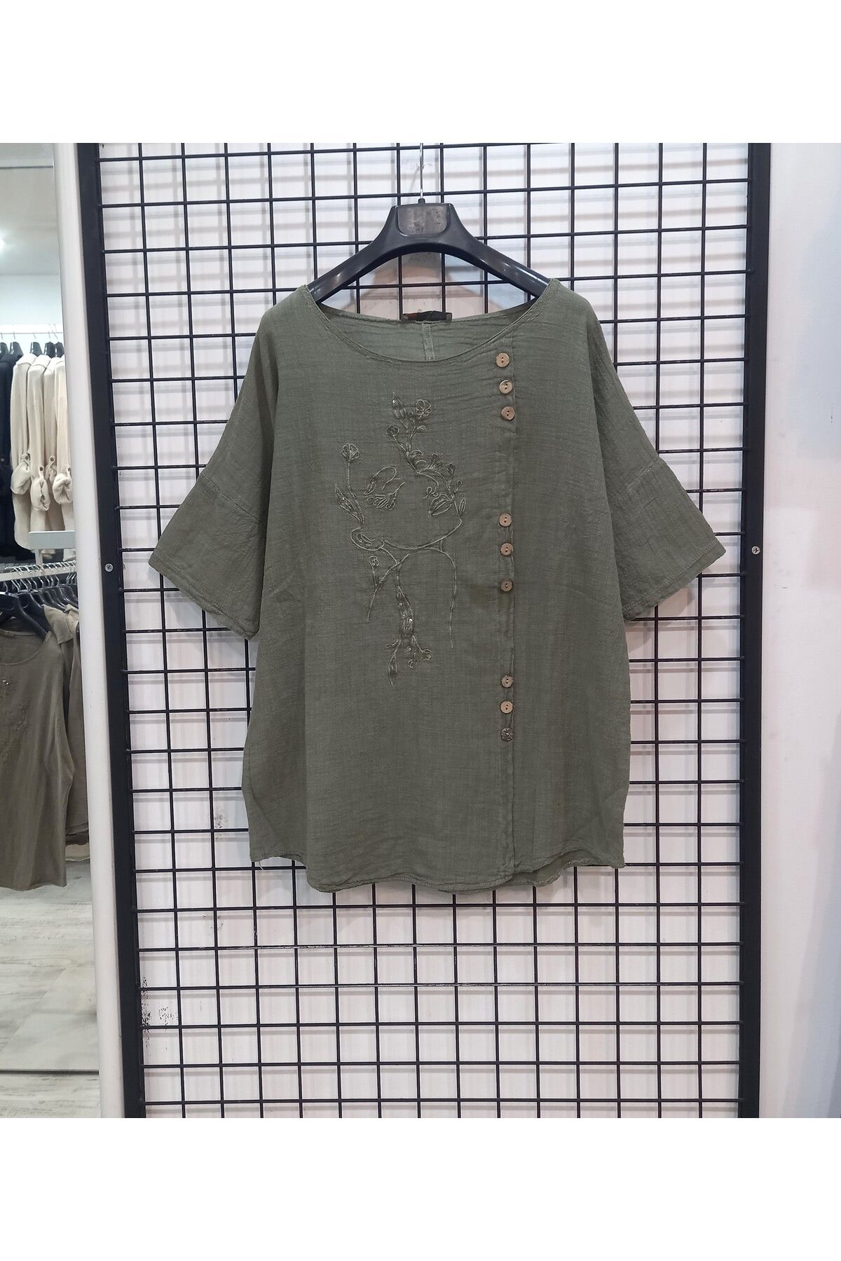 Butik Şans Düğme ve Nakış Detaylı Bisiklet Yaka Oversize Bluz
