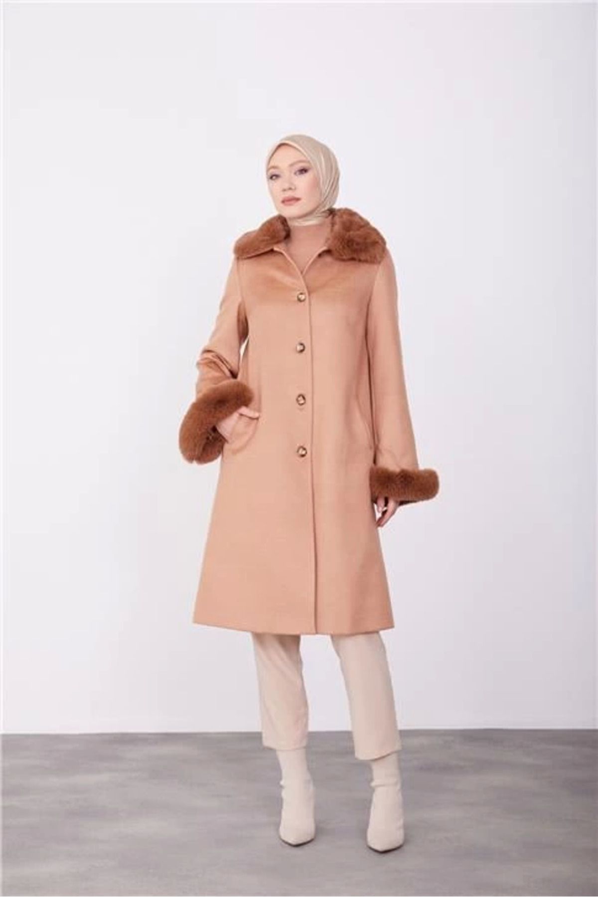 aradimtaradim Önü Düğmeli Kürklü Kaban 23K7806 Camel