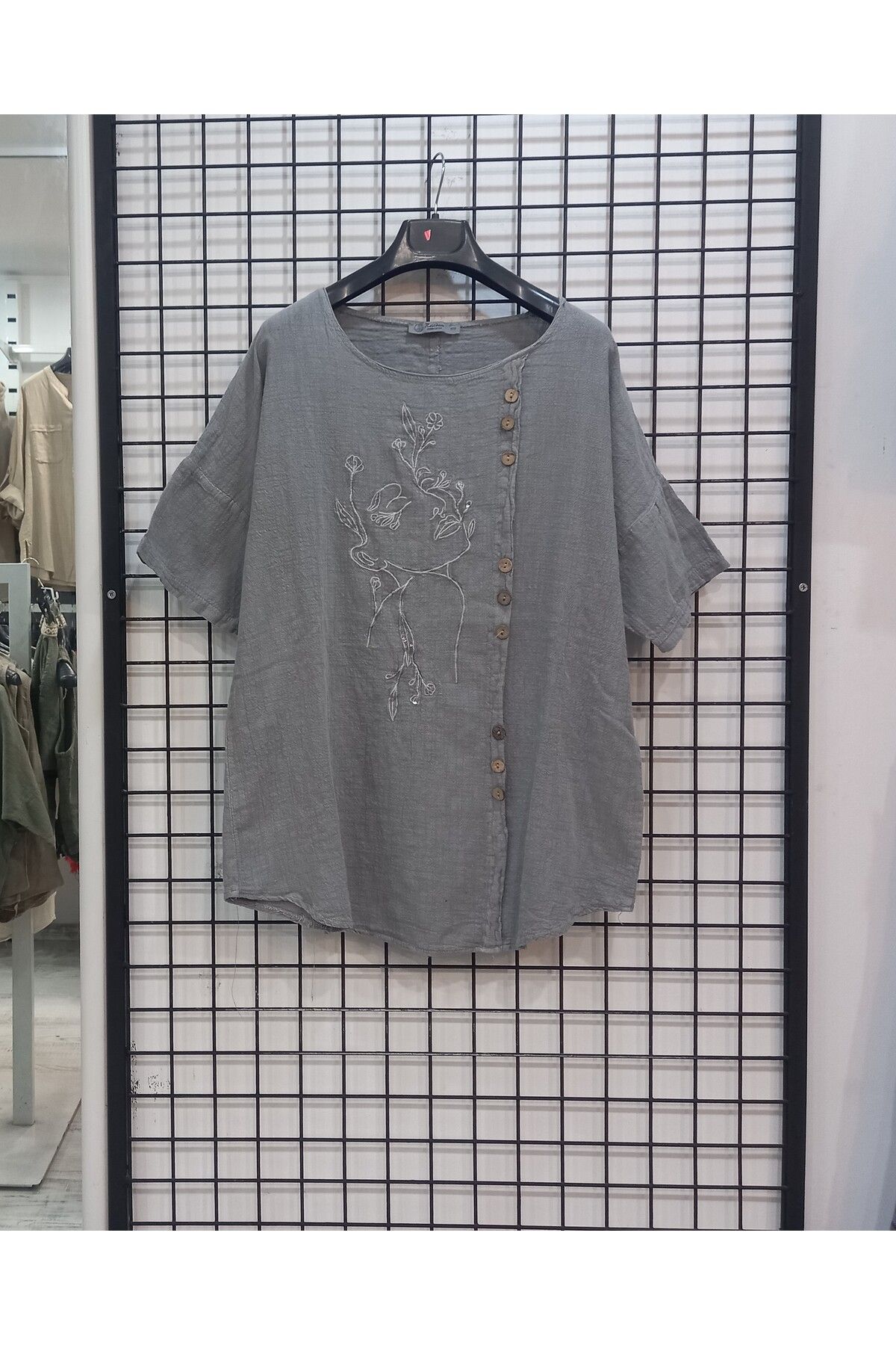 Butik Şans Düğme ve Nakış Detaylı Bisiklet Yaka Oversize Bluz