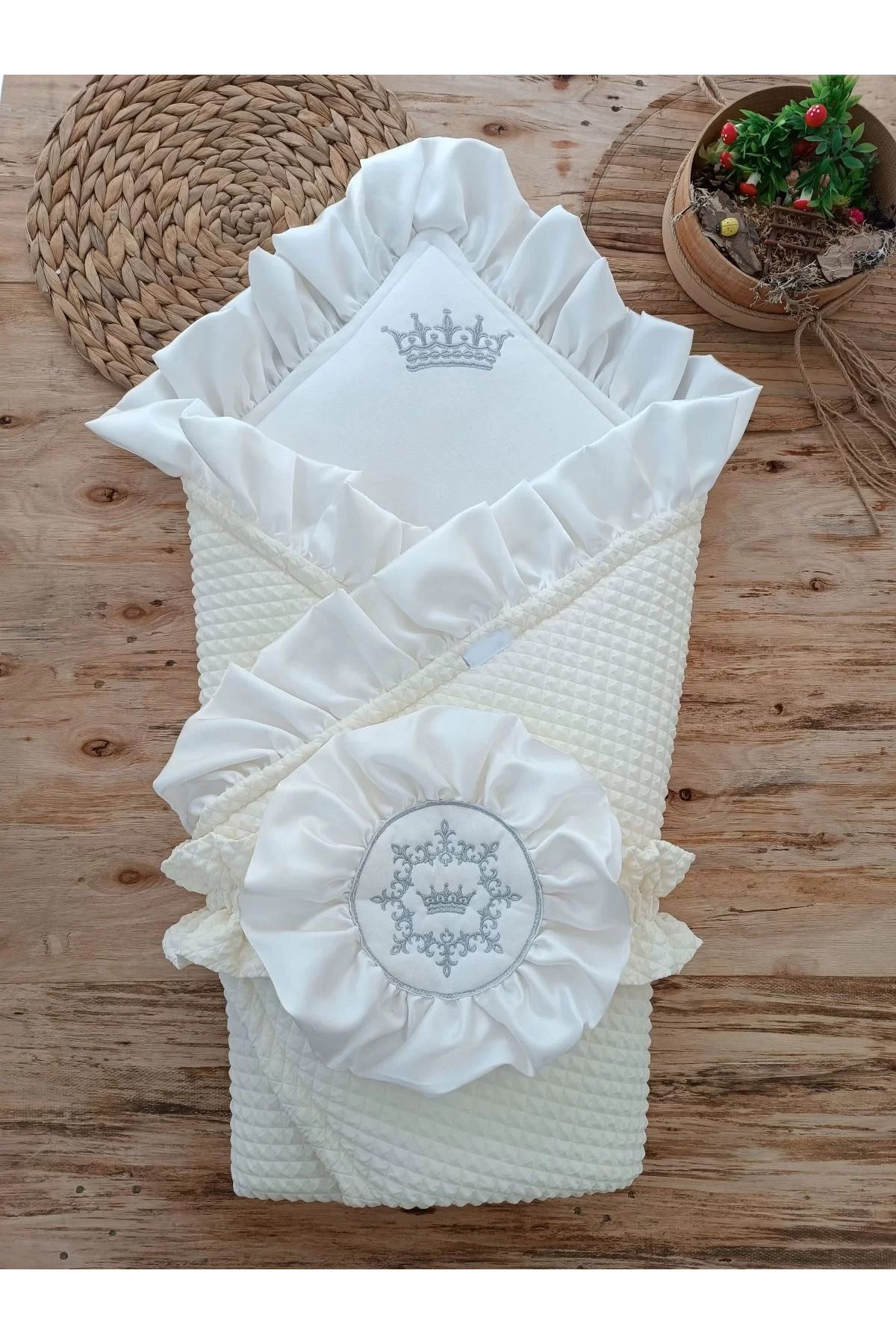 yusuftex Yenidoğan Piramitland Soft Taç Nakışlı Bebek Battaniyesi Kundak Krem