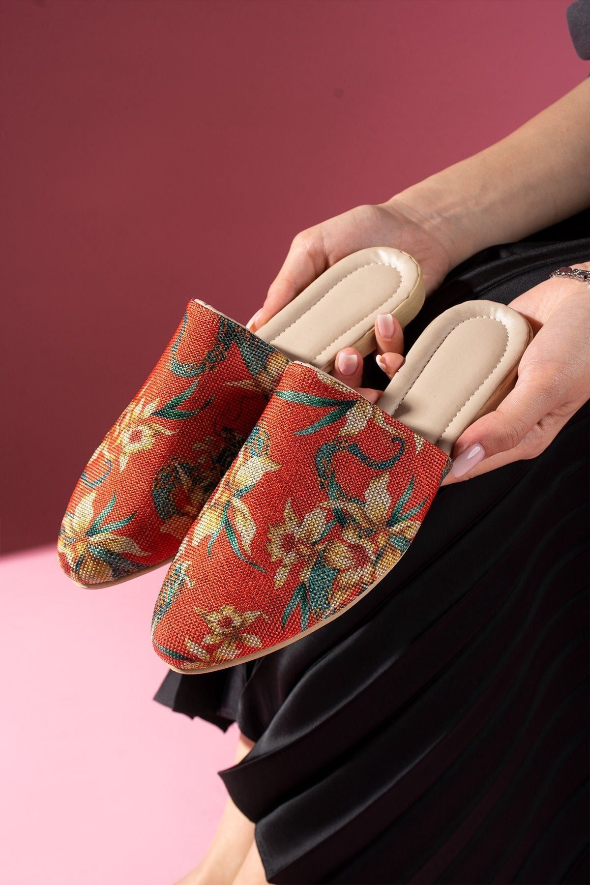 FUGA MODA Sedrix Kırmızı Çiçek Desenli Önü Kapalı Terlik