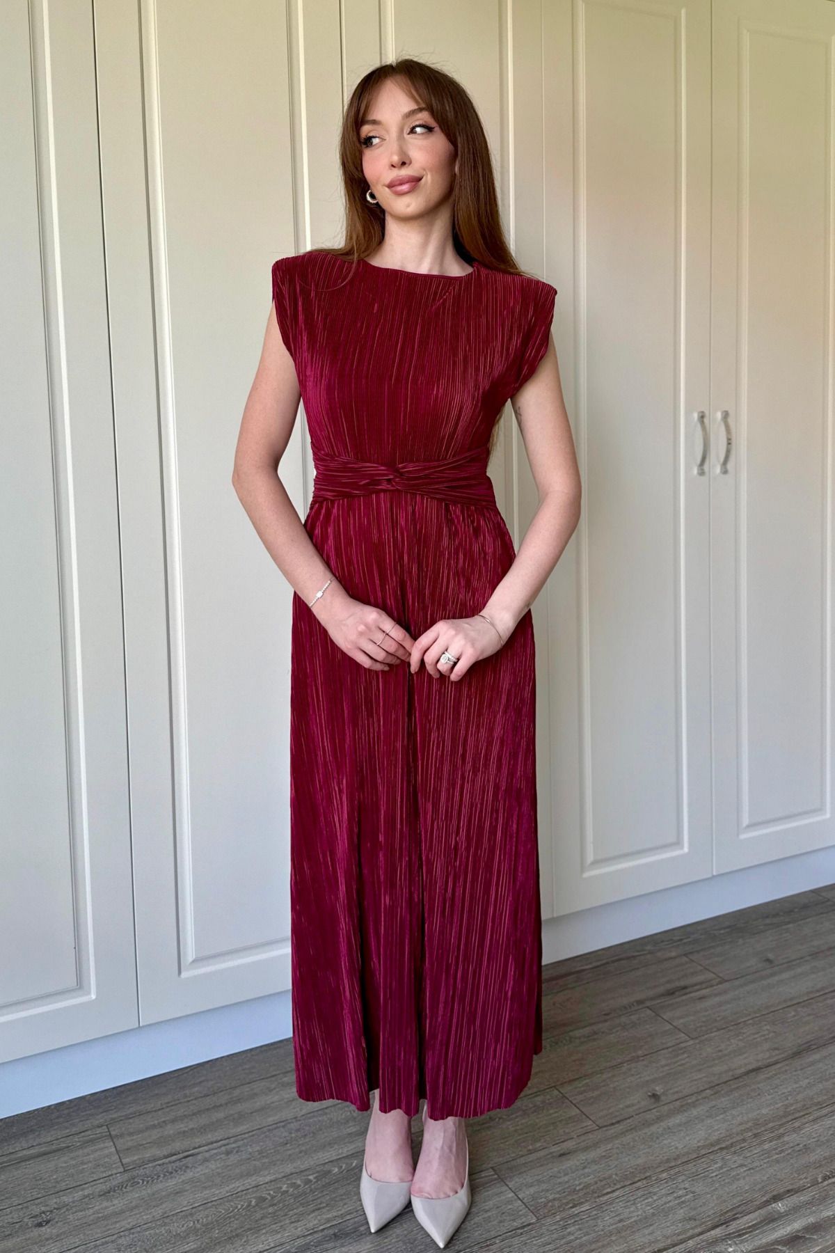 Dilay Gökoğlu Butik Vatkalı Krinkıl Midi Bel Detaylı Elbise