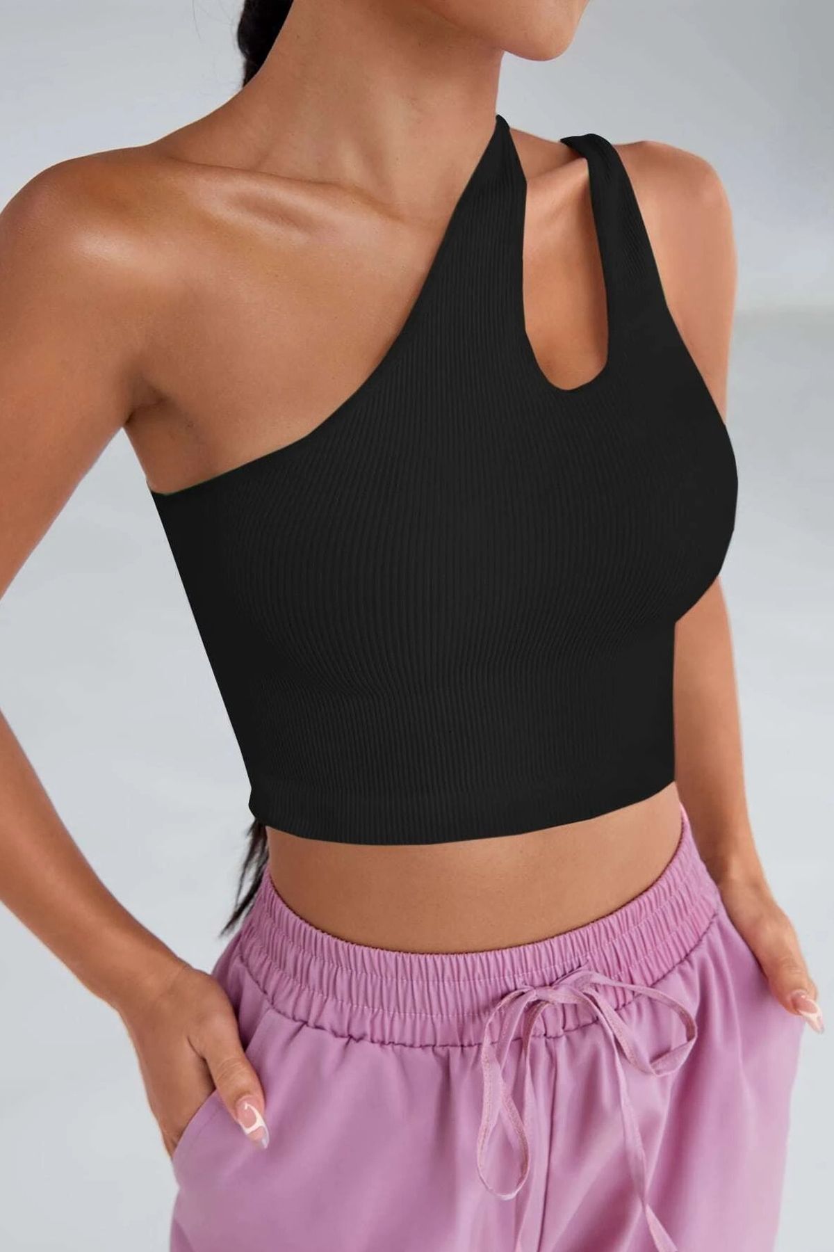 Dilara Boutique Kadın Siyah Tek Omuz Cut Out Detaylı Crop Top Bluz