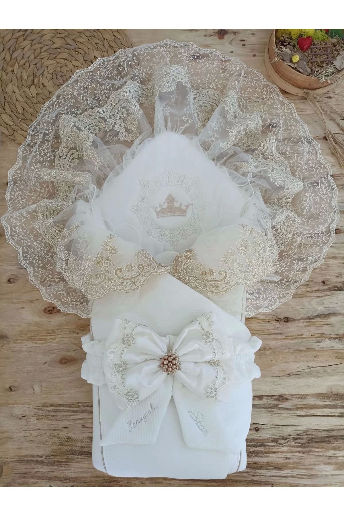 Moda Şahsenem Yenidoğan Sahra Taç Nakışlı Plazma Taşlı Güpürlü Fiyonklu Duvaklı Trilüks Kundak Bebek Battaniyesi S
