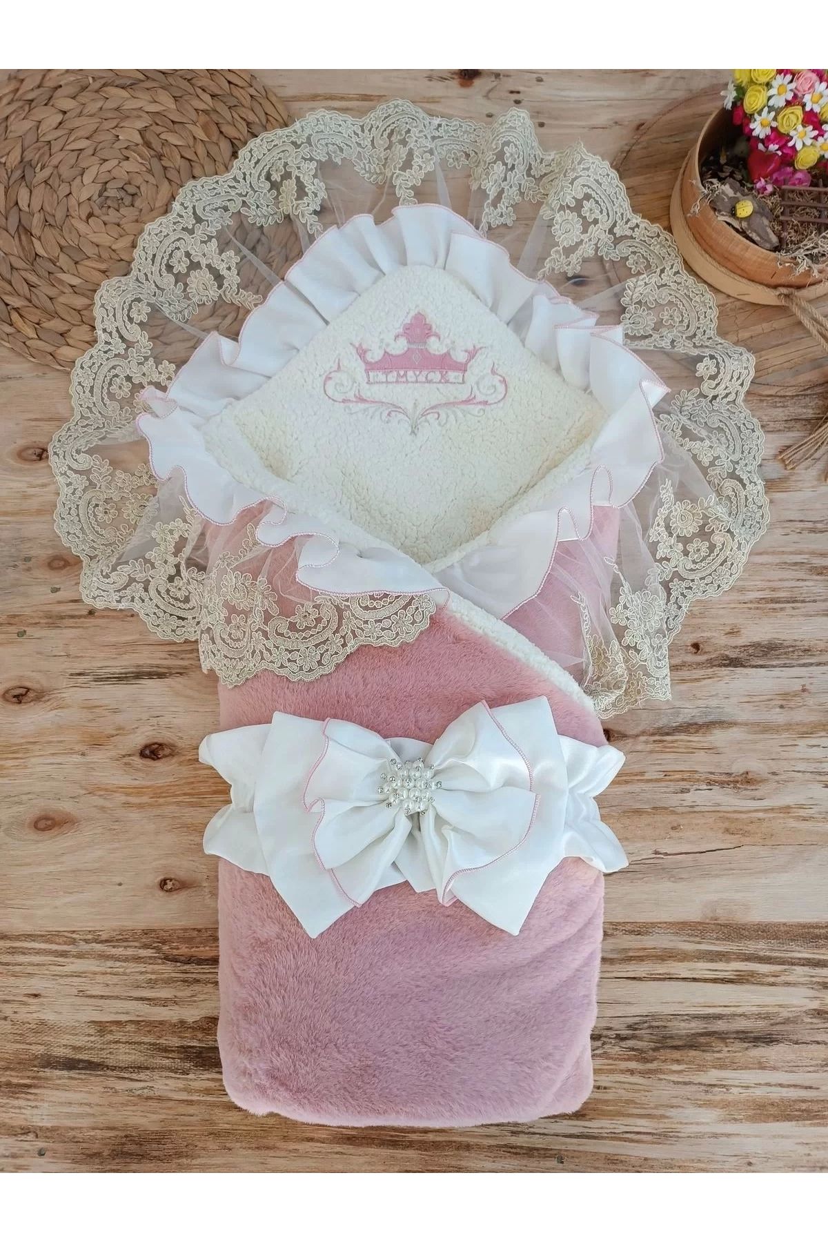 Moda Şahsenem Yenidoğan Wool Yün Kumaş Taç Nakışlı Güpür Duvaklı Fiyonk Prizma Taş Unisex Kundak Bebek Battaniyesi