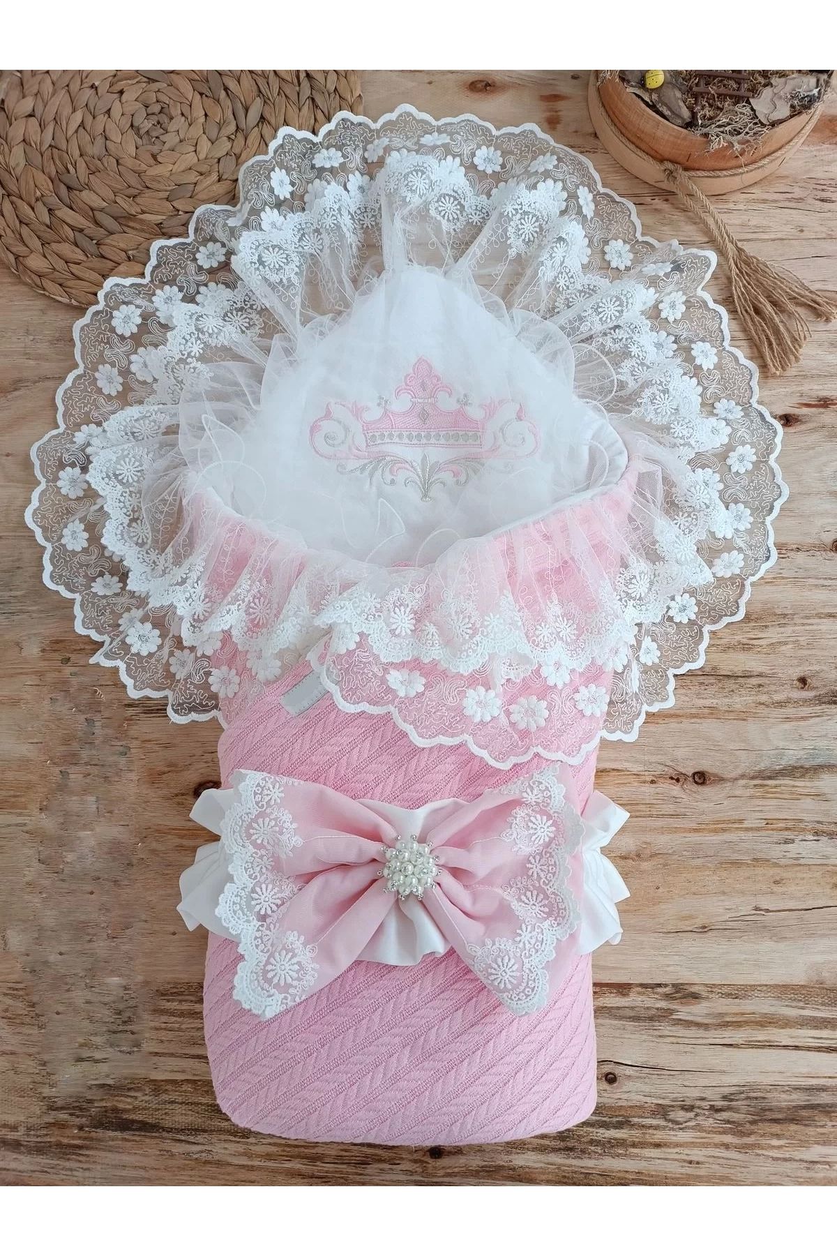 Moda Şahsenem Tericotton Taç Nakışlı İncili Güpür Çift Fiyonk Papatya Güpür Trilüks Kundak Bebek Battaniyesi Pembe