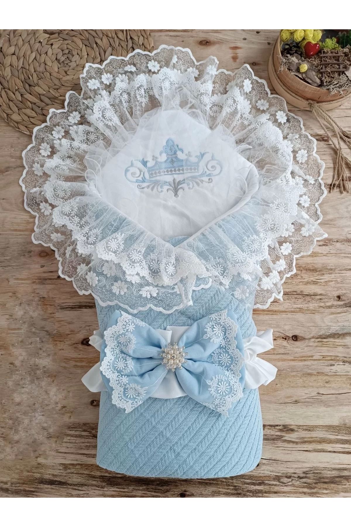 Moda Şahsenem Örgü Tericotton Taç Nakışlı İncili Güpür Çift Fiyonk Papatya Güpür Trilüks Kundak Bebek Battaniyesi