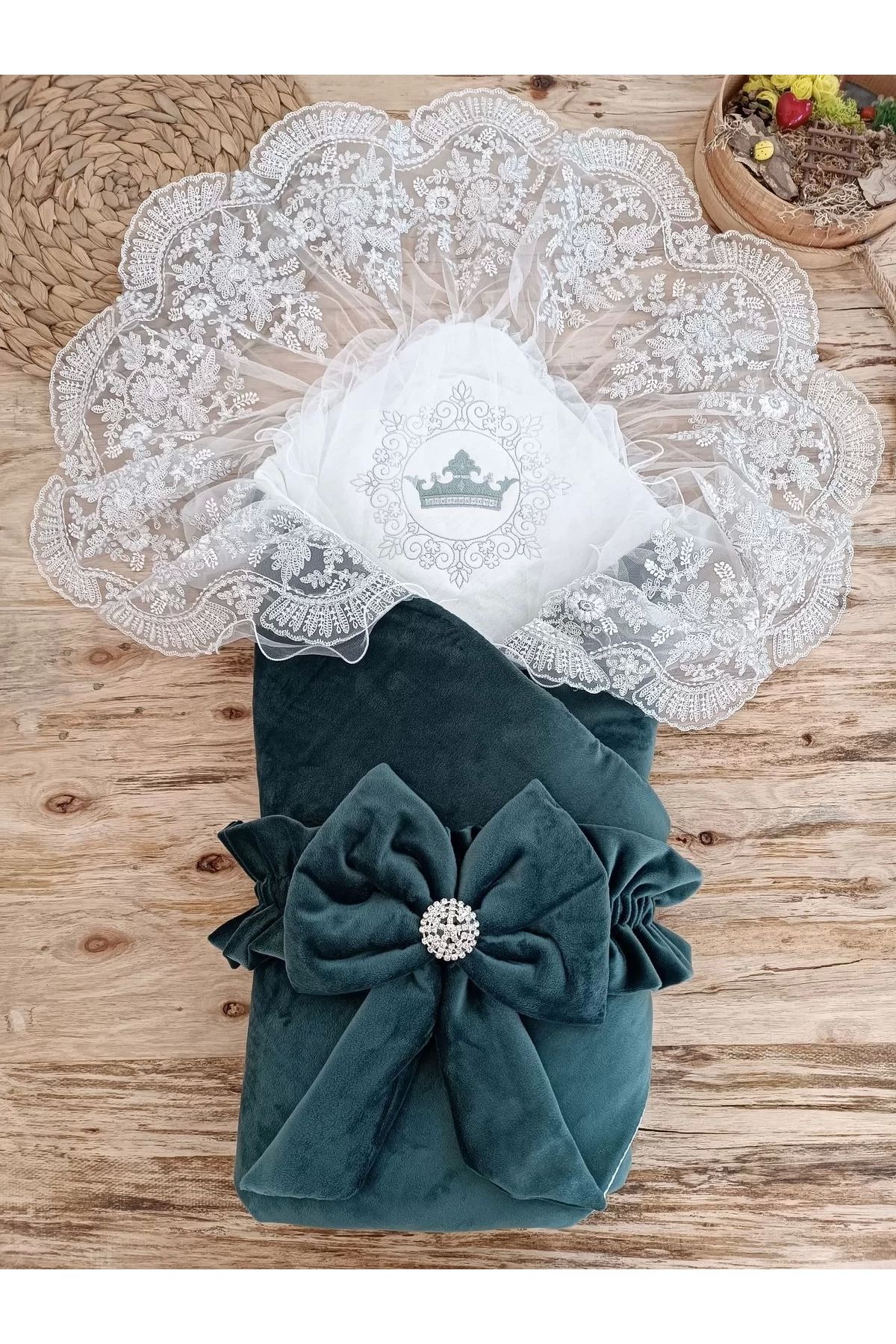 Moda Şahsenem Yenidoğan Saray Kadife Taç Nakışlı İnci Fiyonklu Dantel Duvak Trilüks Kundak Bebek Battaniye Yeşil