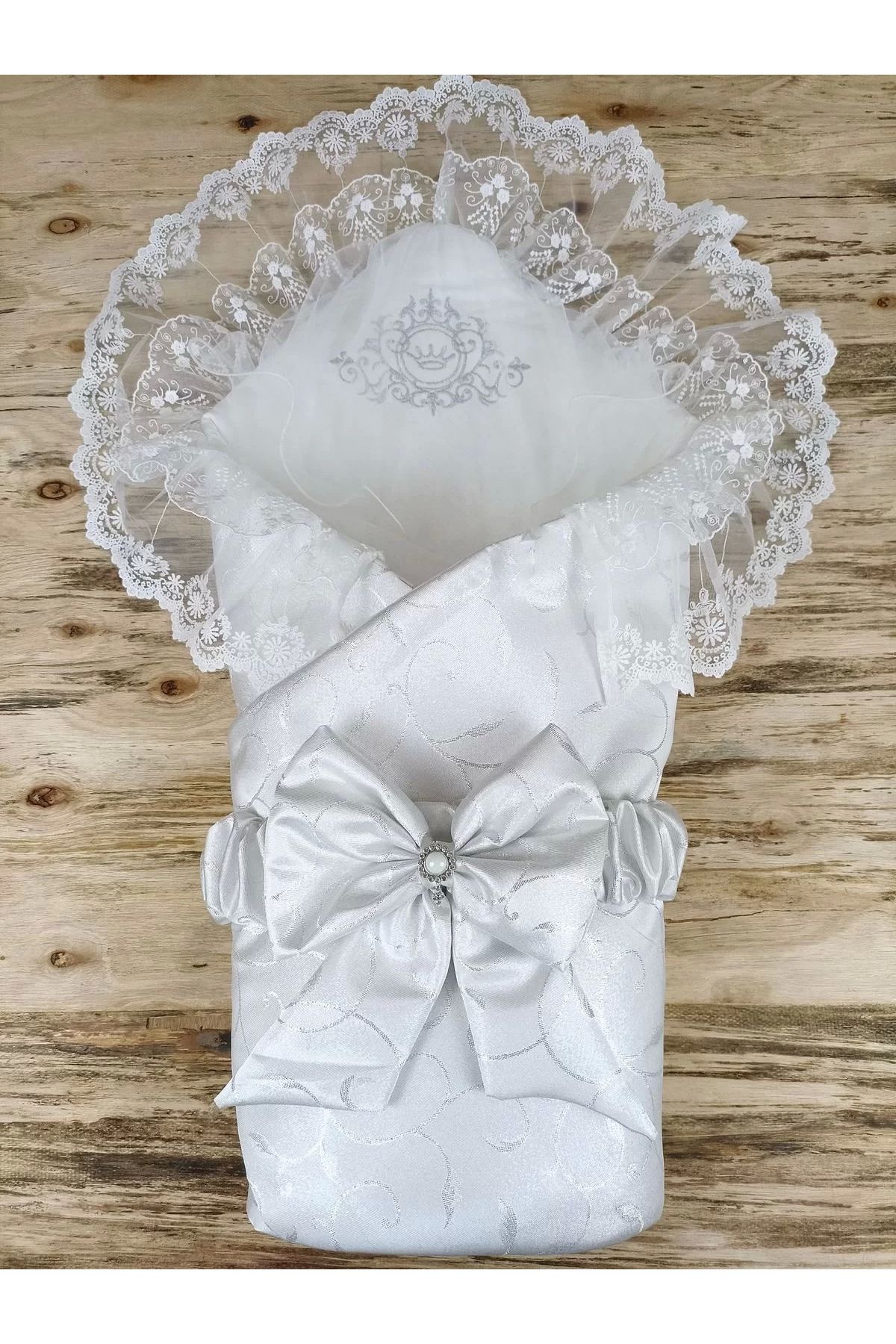 Moda Şahsenem Yenidoğan Pırıltı Taç Nakışlı İnci Delüks Kundak Bebek Battaniyesi Ekru