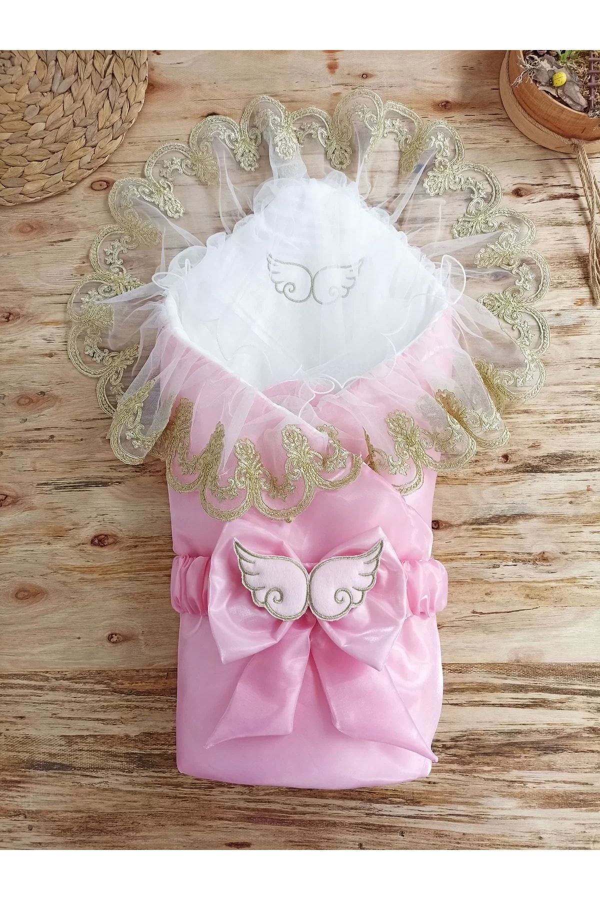 Moda Şahsenem Yenidoğan Shine Kumru Melek Kanat Fiyonklu Gold Dantel Duvaklı Delüks Kundak Bebek Battaniyesi Pembe