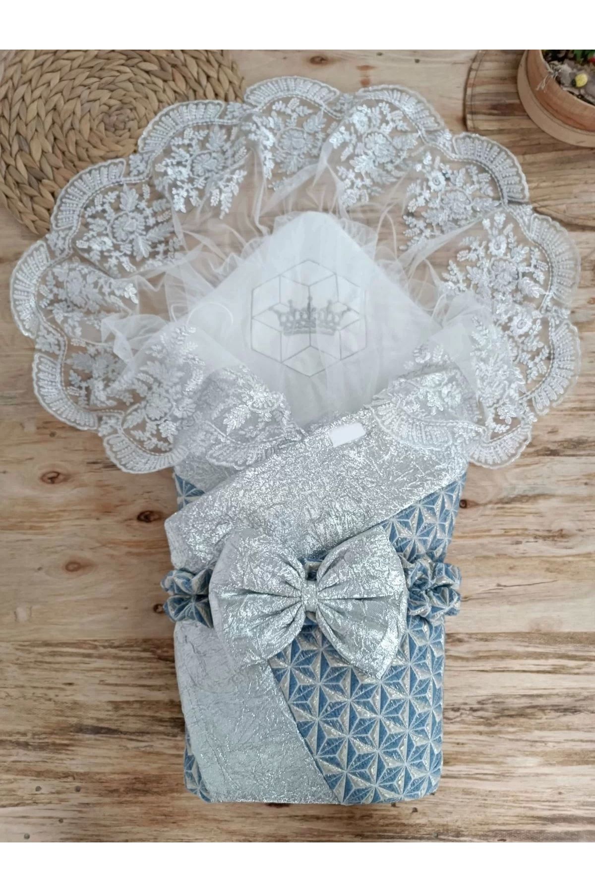 Moda Şahsenem Yenidoğan Piramit Desenli Güpür İşlemeli Bebek Battaniyesi Kundak Gümüş